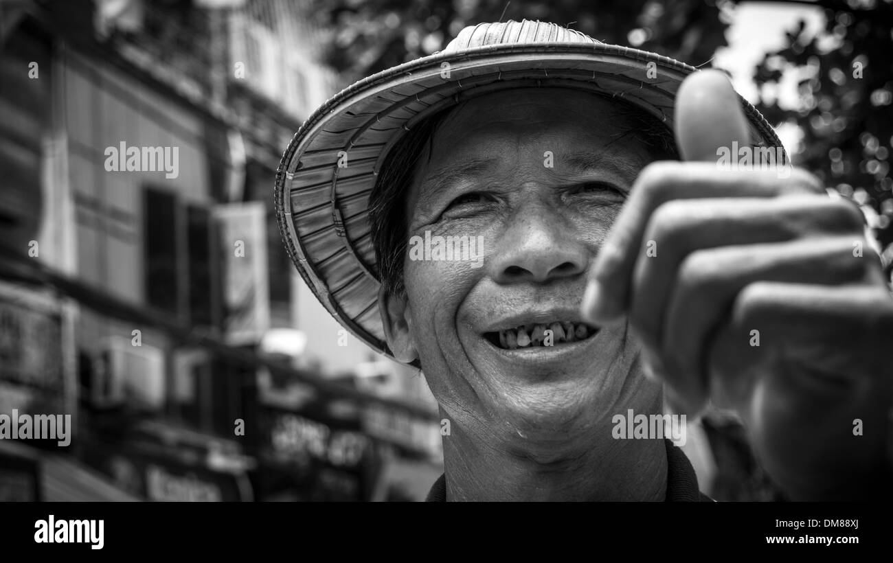 Il vietnamita uomo felice Thumbs up sorridente Hanoi Vietnam del Sud-est asiatico Foto Stock