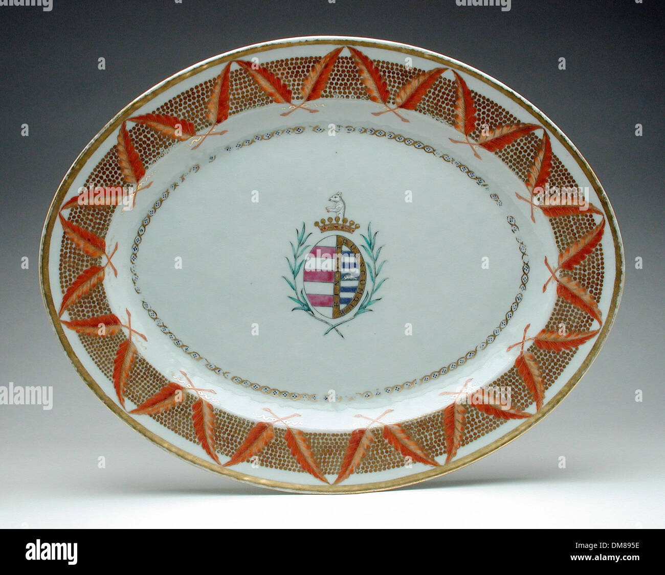 Un piatto esposto in una collezione museale, parte di una mostra incentrata sull'arte antica e islamica Rappresenta le tradizioni culturali e artistiche del Medio Oriente e non solo, illustrando il ricco patrimonio artistico della regione. Foto Stock