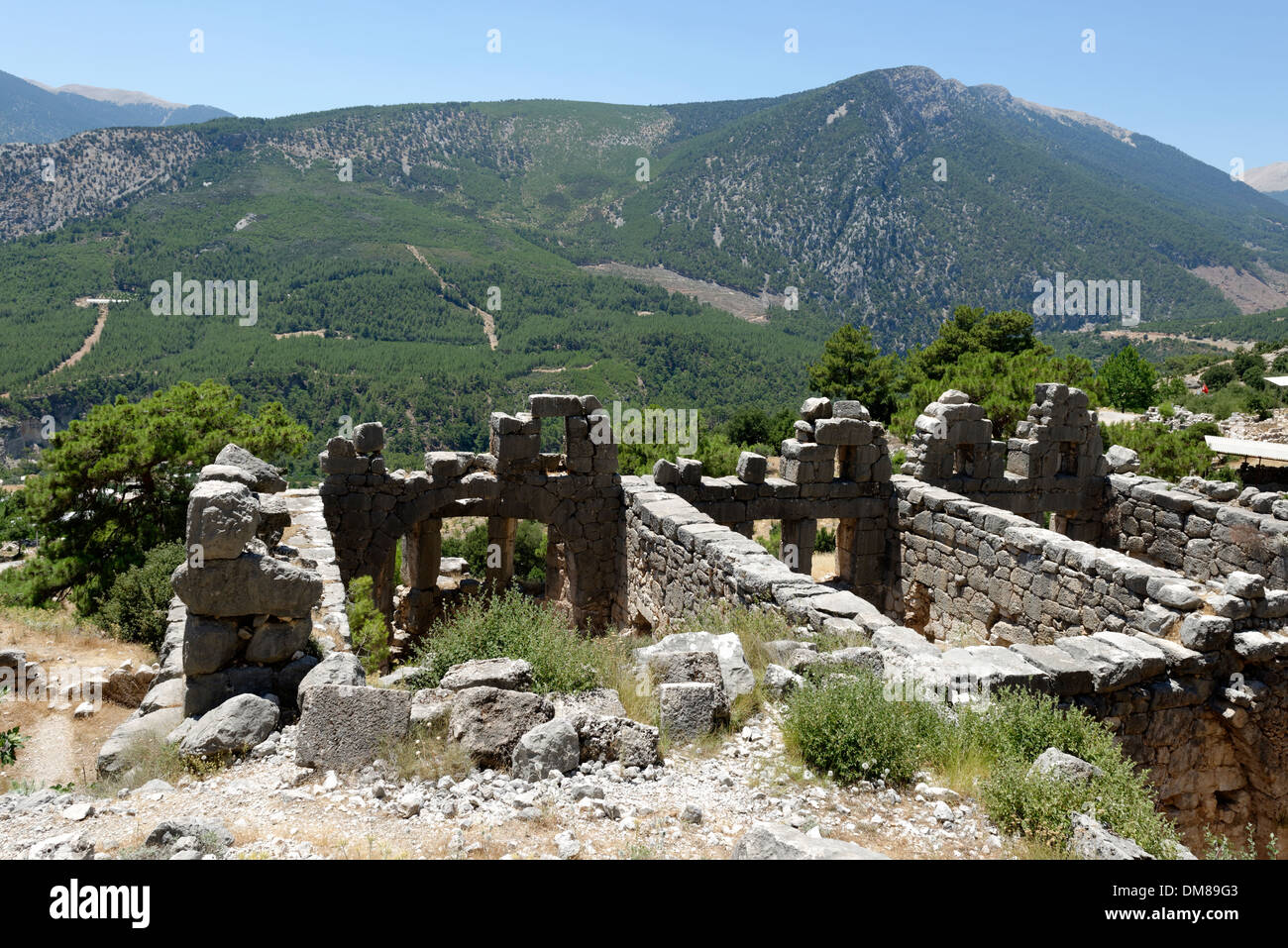 Vista di parte del grande complesso di bagni e lo straordinario paesaggio circostante, Arykanda provincia di Antalya, Turchia meridionale. Foto Stock