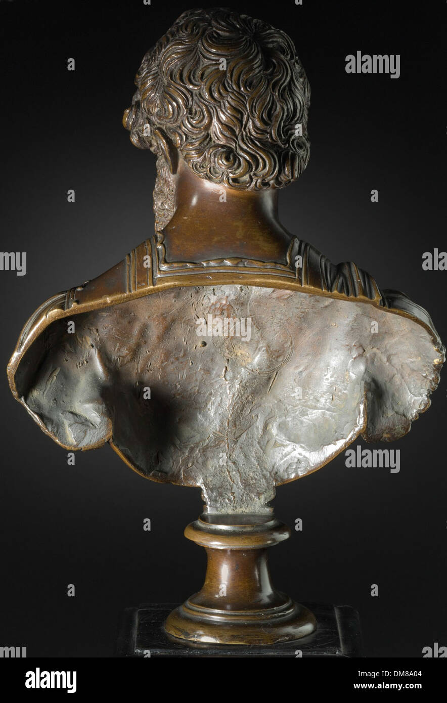 Questo ritratto di Enrico IV, dipinto all'inizio del XVII secolo, raffigura il re francese noto per il suo ruolo nella fine delle guerre di religione e nella creazione della dinastia borbonica. L'opera d'arte cattura il re in abiti regali, mostrando il suo status e la sua autorità. Il ritratto fa parte di una più ampia collezione che rappresenta l'arte del Medio Oriente, dell'Europa e dell'arte americana, evidenziando forme e stili artistici storici diversi. Foto Stock