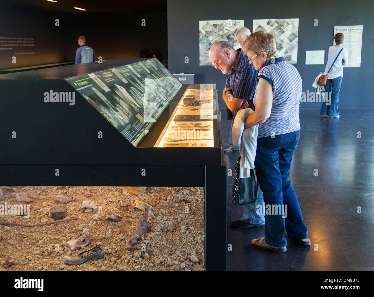 I visitatori in Tyne Cot Commonwealth War Graves cimitero centro visitatori, Belgio Foto Stock