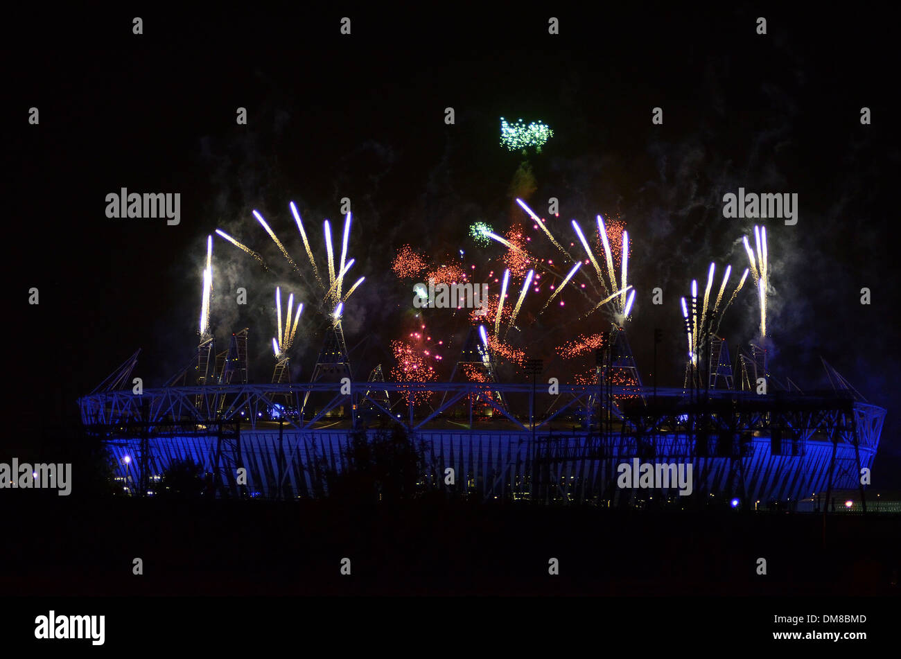 Fuochi d'artificio esplodono su stadium durante la cerimonia di apertura di Londra 2012 Paralimpiadi allo Stadio Olimpico Londra Inghilterra - 29.08.12 Foto Stock
