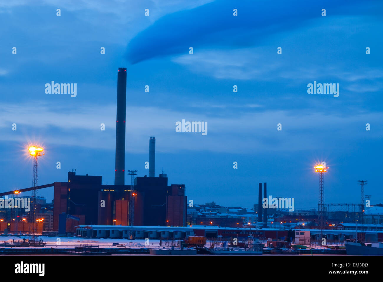 Impianto industriale a Helsinki in Finlandia in prima serata Foto Stock