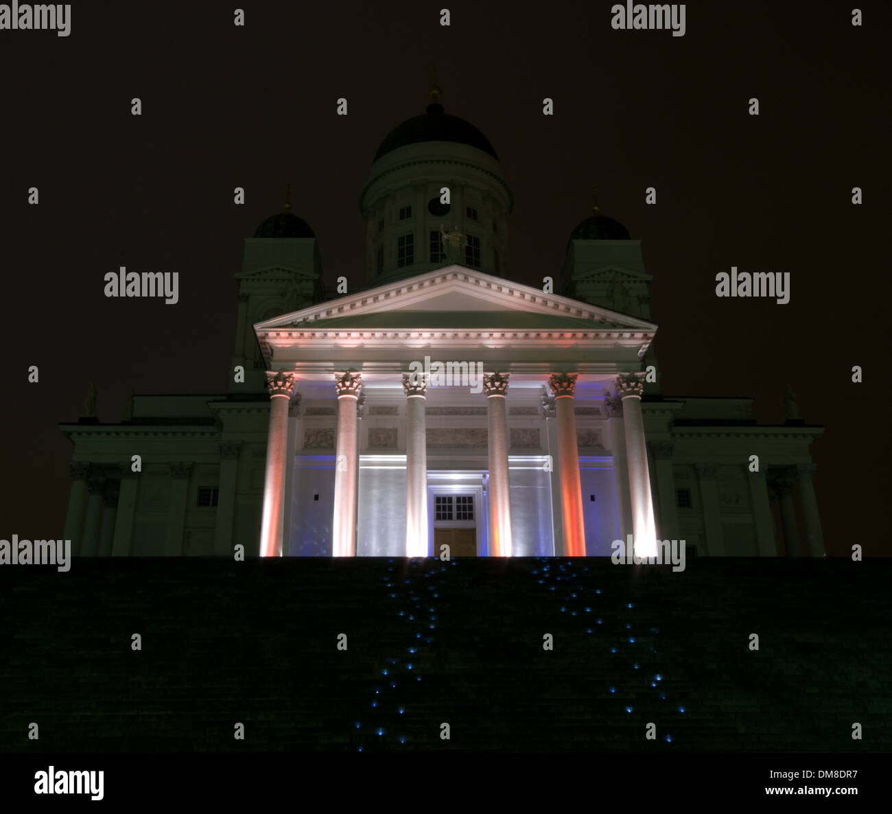 Luminosa cupola chiesa su Senat Square nel centro di Helsinki, Finlandia Foto Stock