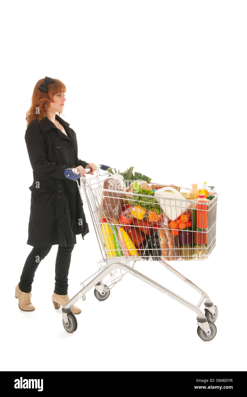 Donna con il carrello pieno di prodotti lattiero-caseari prodotti alimentari isolate su sfondo bianco Foto Stock