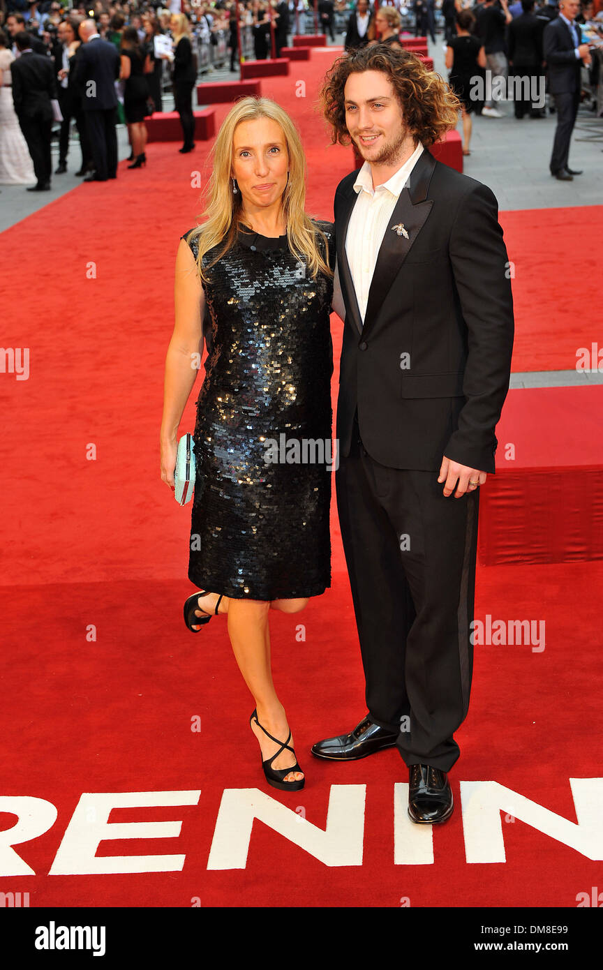 Sam Taylor-Wood; Aaron Taylor-Johnson a UK premiere di 'Anna Karenina" tenutasi presso Odeon Leicester Square di Londra - Inghilterra Foto Stock