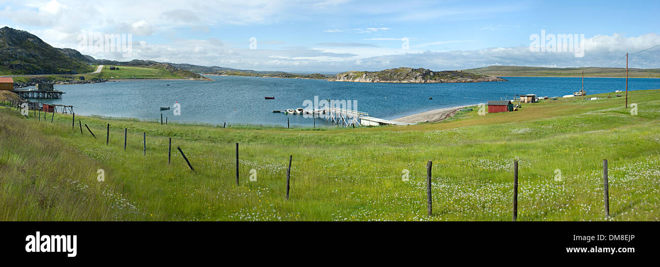 Panorama di case appartenenti ad un piccolo villaggio di pescatori nel fiordo di Varanger in Norvegia Foto Stock