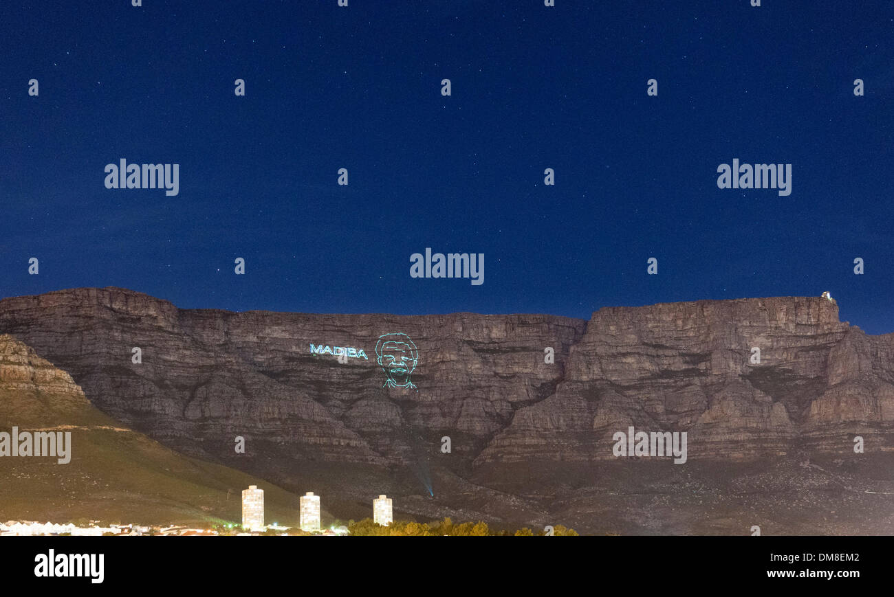 Cape Town, Sud Africa, giovedì 12 dicembre 2013: un laser contorno immagine di Nelson Mandela è proiettata sulla Montagna della Tavola durante la notte in onore di lui dopo la sua morte il 5 dicembre 2013. Madiba è stato il suo nome del clan e il nome con il quale egli è stato spesso affrontato. Credito: Eric Nathan/Alamy Live News Foto Stock