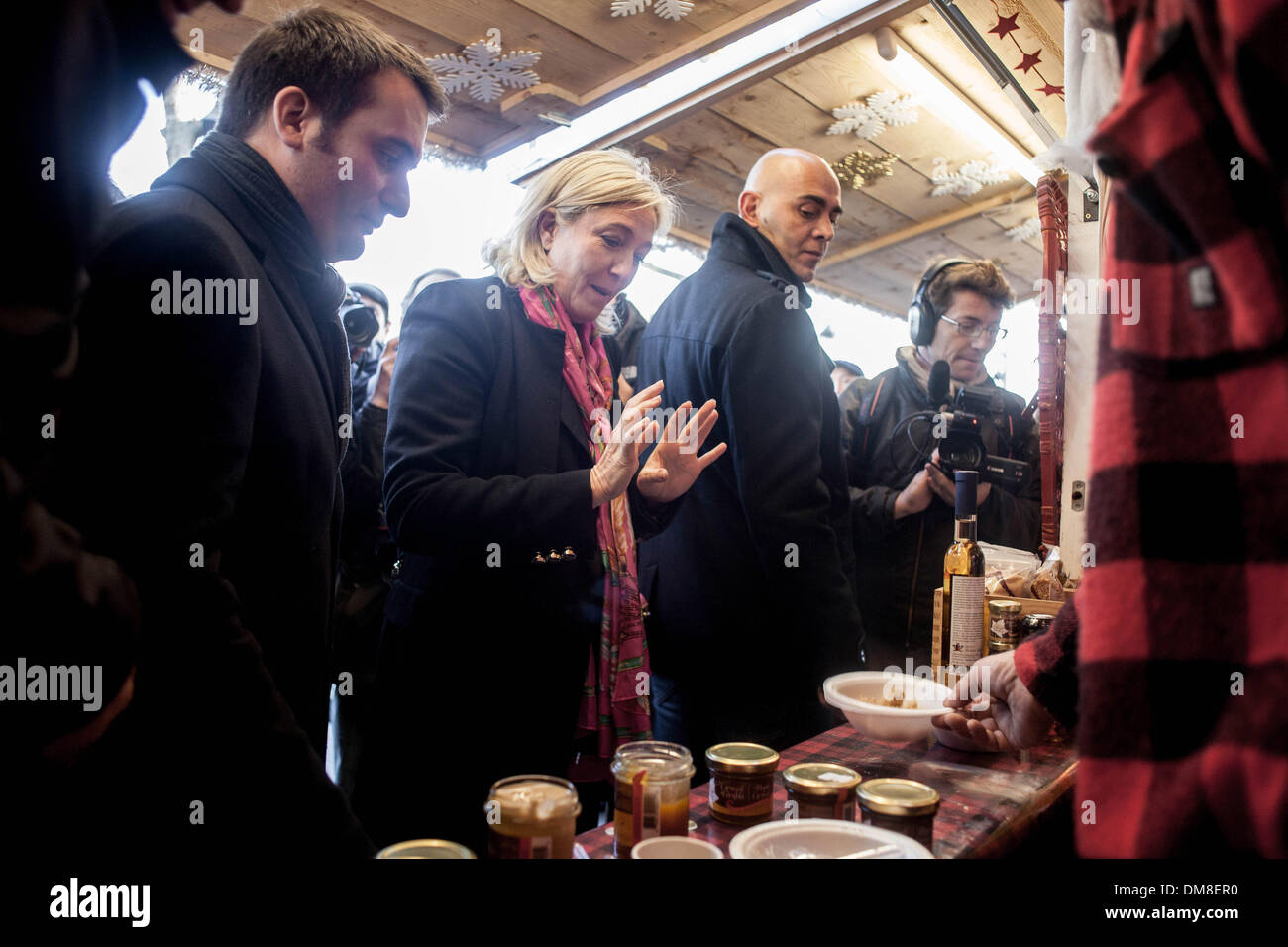 Parigi, Francia. Il 9 dicembre, 2013. Marine Le Pen, presidente del Fronte nazionale, in visita al mercatino di Natale sugli Champs ElysÃƒ©es a Parigi, il 9 dicembre 2013.foto: Michael Bunel/NurPhoto © Michael Bunel/NurPhoto/ZUMAPRESS.com/Alamy Live News Foto Stock