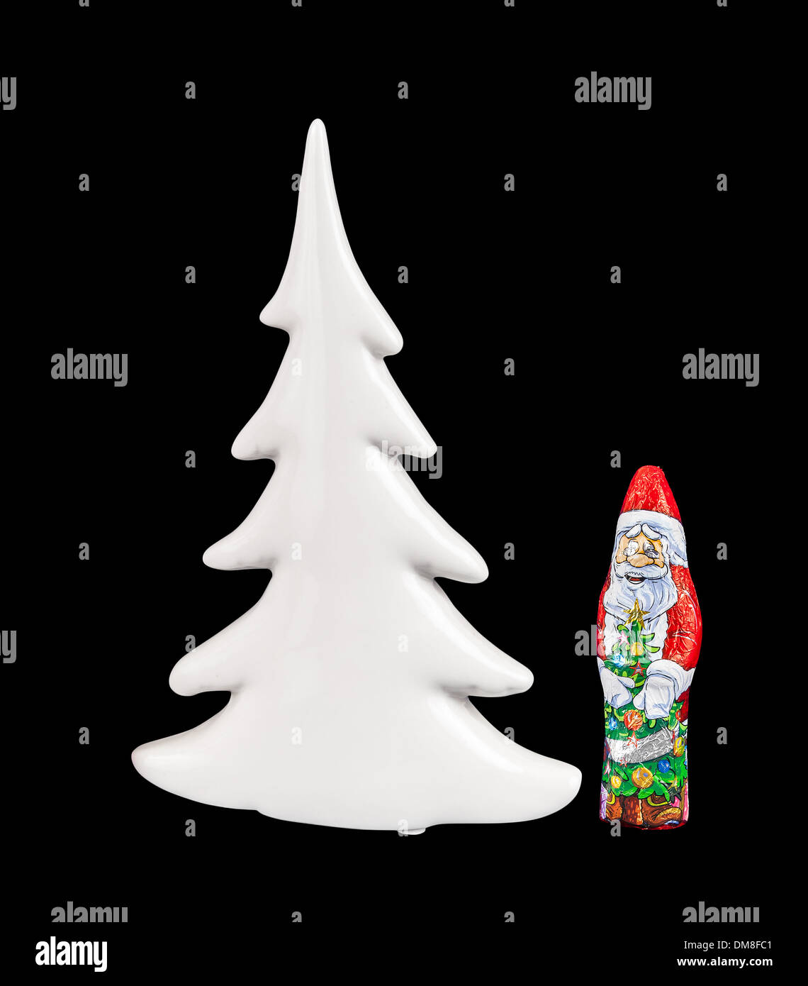 Il cioccolato la figura di Babbo Natale e albero di Natale isolate su sfondo nero con percorso di clipping. Foto Stock