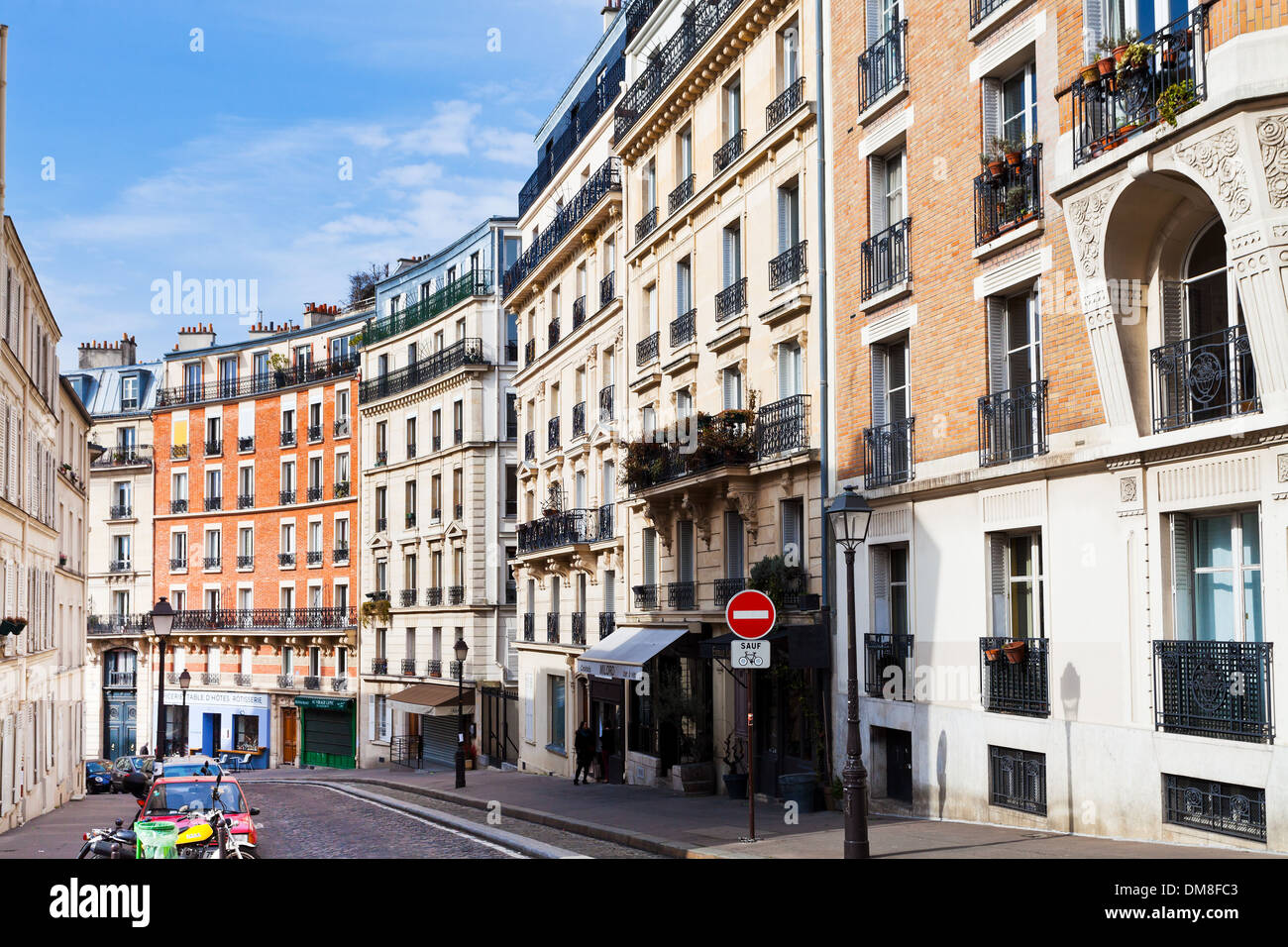 Rue Lepic nel quartiere di Montmartre, Parigi Foto Stock