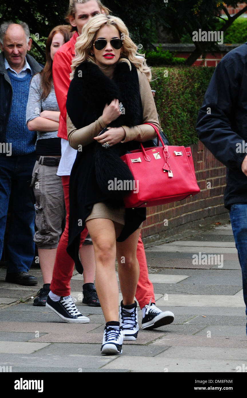 Rita ora sulla posizione imposta per BBC Radio una nuova prima colazione spettacolo con Nick Grimshaw Londra Inghilterra - 30.08.12 con: Rita Ora Foto Stock