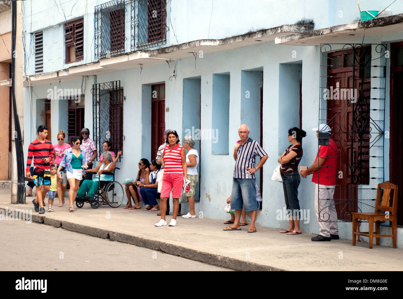 Il popolo cubano in strada, Cienfuegos centro città, Cuba, Caraibi Foto Stock