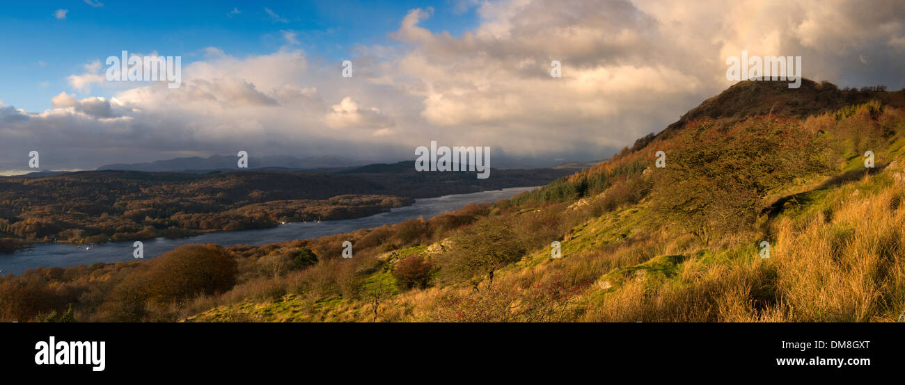 Una fotografia panoramica di gommatori come e Lago di Windermere preso in un freddo pomeriggio d'autunno. Foto Stock