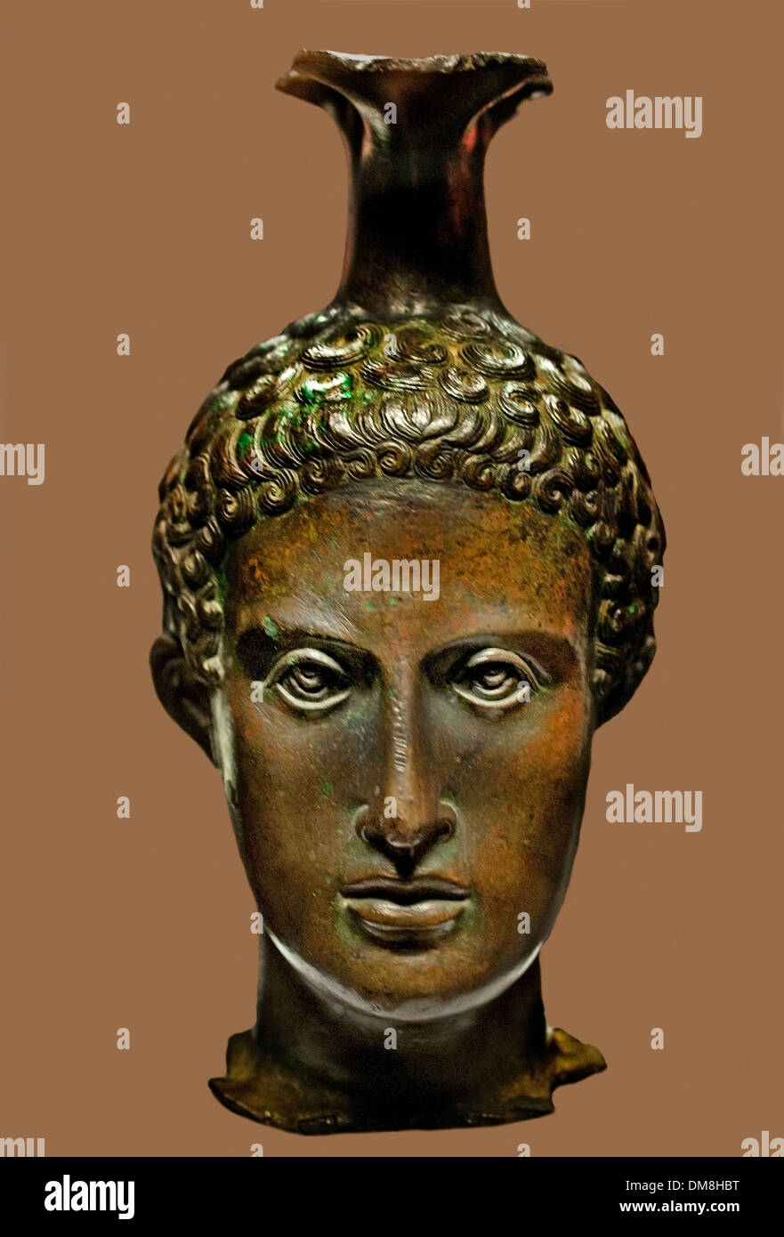 Oinochoe o anfora da vino in bronzo etrusca, forma stilizzata della testa di un giovane uomo, 375–350 a.C., Staatliche Antikensammlungen a Monaco di Baviera, Germania. Foto Stock