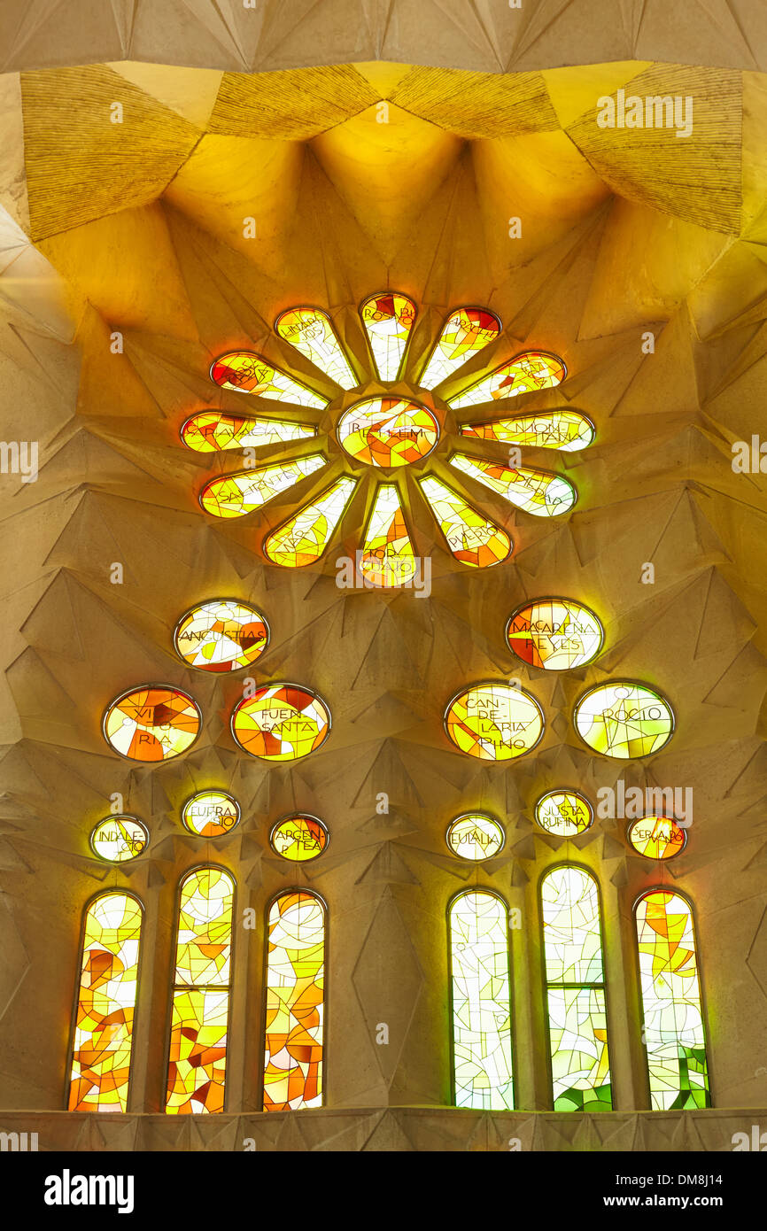 La luce del sole attraverso il vetro macchiato, Sagrada Familia. Barcellona. Spagna Foto Stock