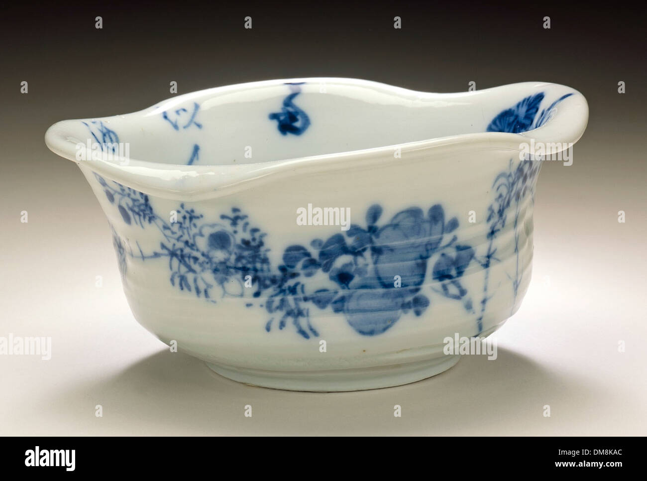 Questa ciotola per il lavaggio della tazza Sake della collezione di arte antica e islamica presenta intricati disegni floreali abbinati a una poesia cinese. L'opera riflette sia l'arte culturale che le tradizioni dell'Estremo Oriente, con dettagli artigianali nei suoi elementi decorativi. Foto Stock