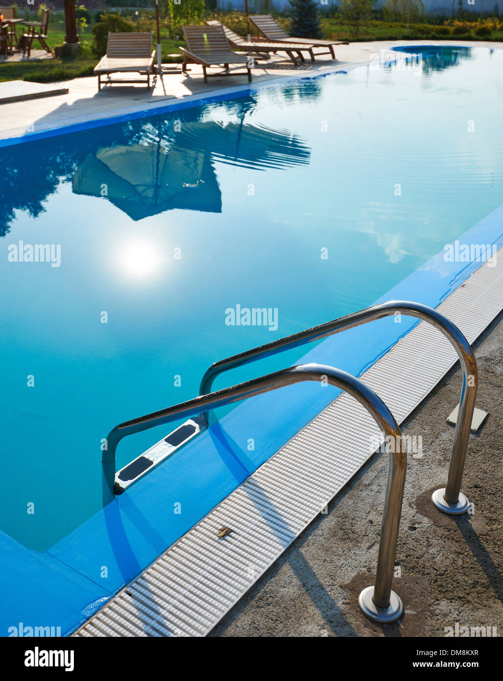 Piscina dettaglio con acqua limpida e di colore blu Foto Stock