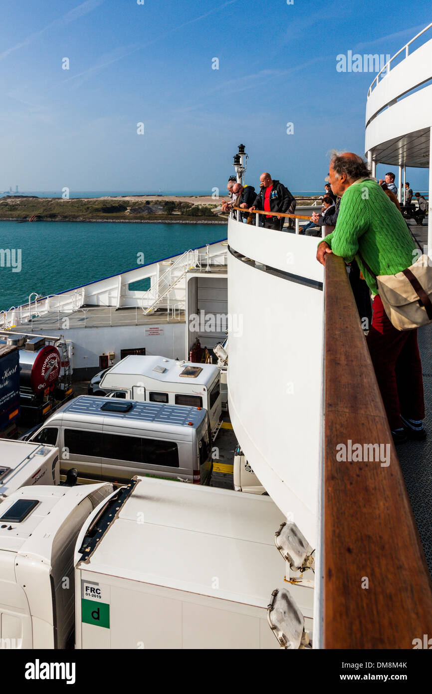 Il trasporto merci, dei veicoli e delle persone a bordo di un canale trasversale traghetto da Dunkerque, Francia Foto Stock