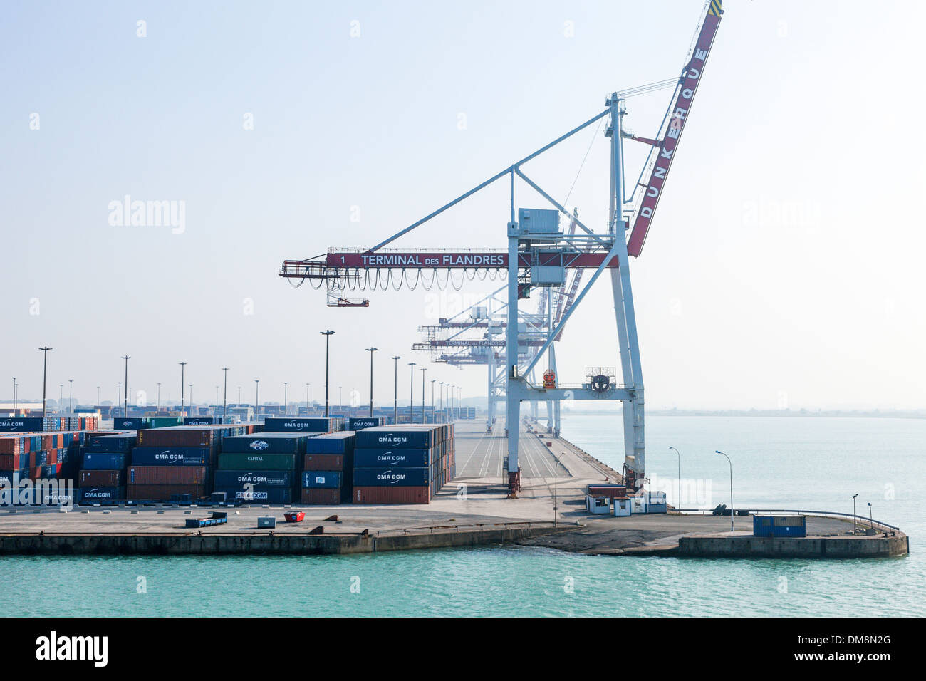 Contenitori e contenitore di gru di carico al terminale des Flandres, Dunkerque (Dunkerque), Francia Foto Stock