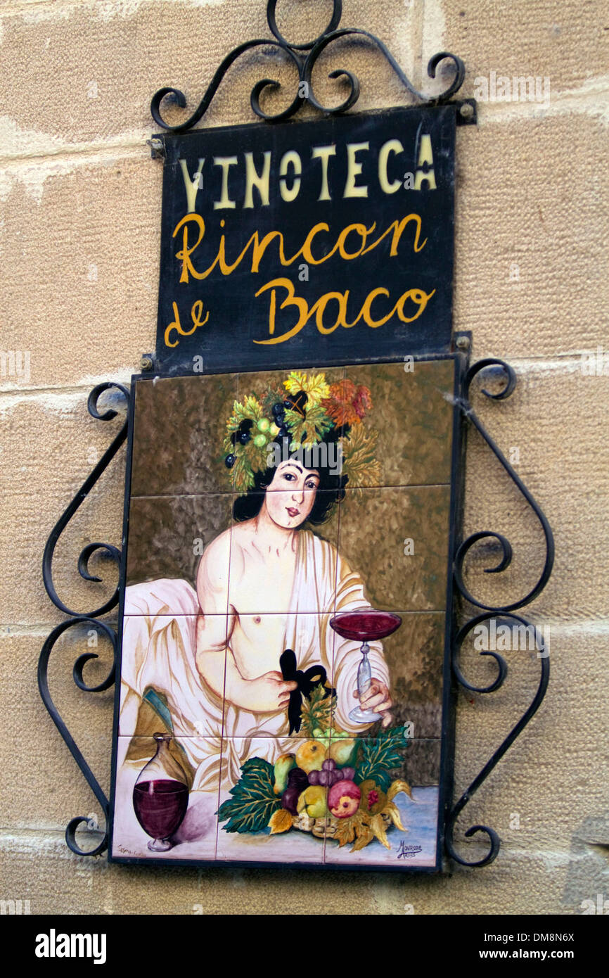 Wine bar a Puente La Reina una città basca lungo il cammino di san Giacomo percorso del pellegrinaggio, Navarra, Spagna. Foto Stock