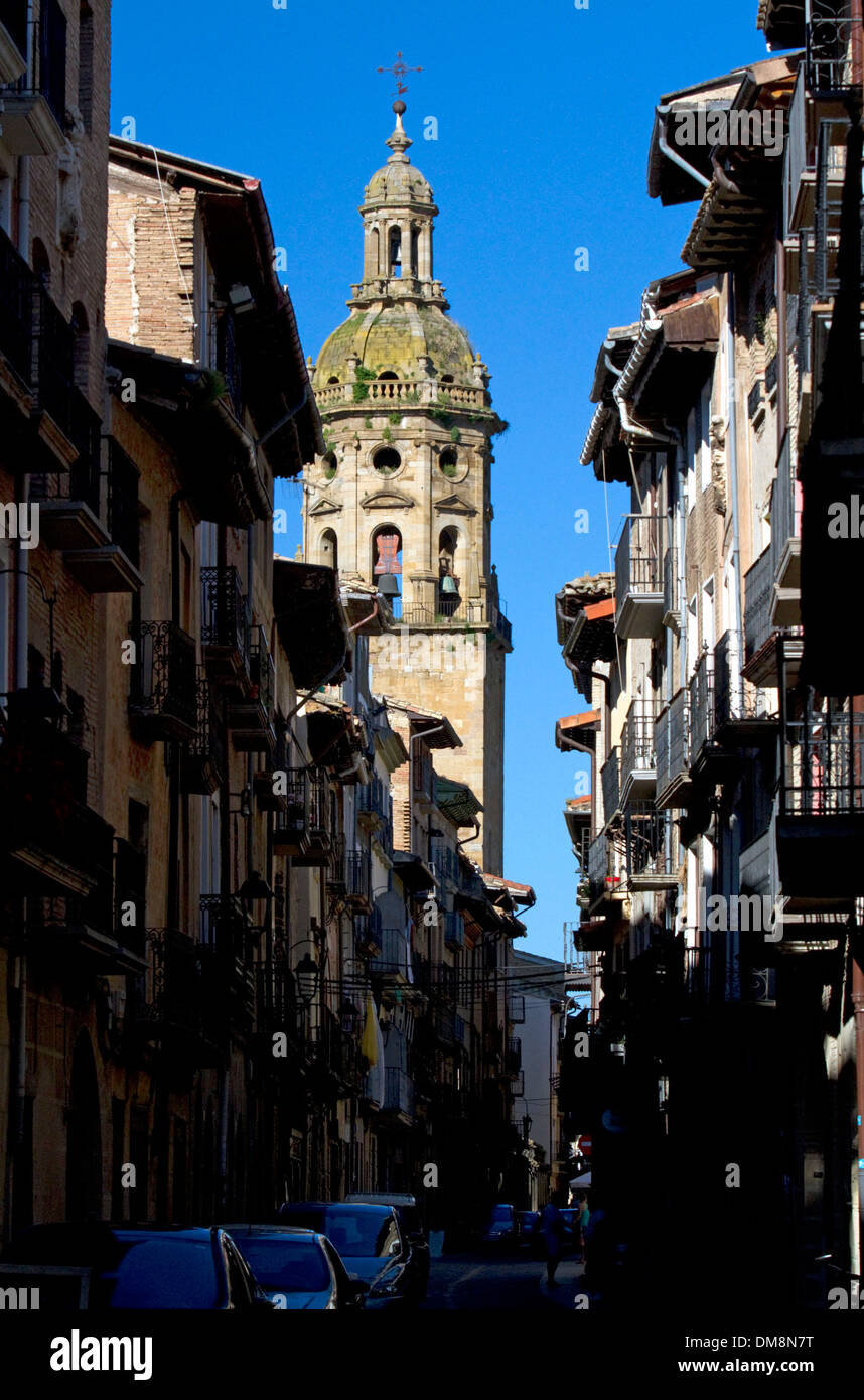 Torre della chiesa di Santiago el Mayor a Puente La Reina una città basca lungo il cammino di Santiago pellegrinaggio, Navarra, Spagna. Foto Stock