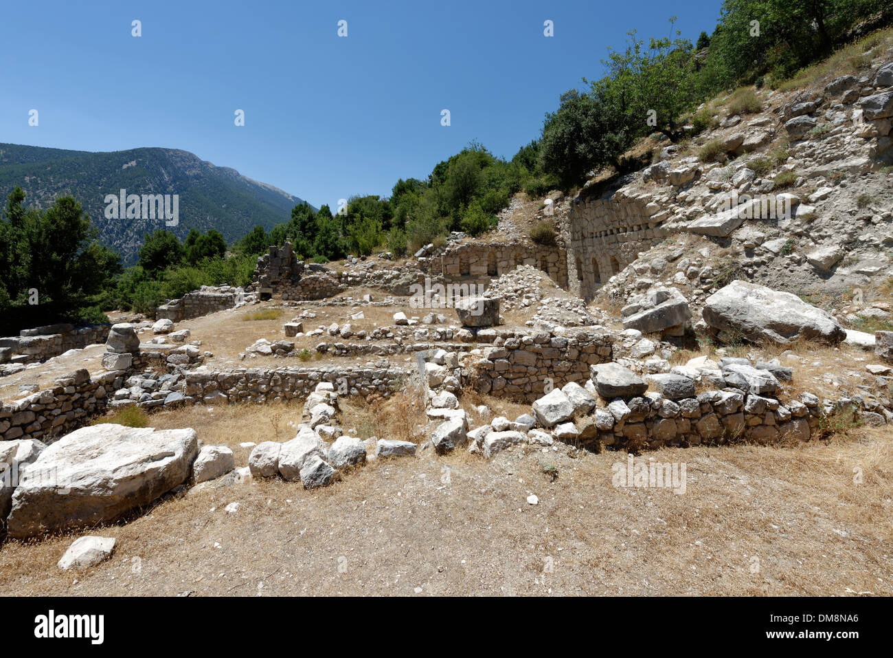 Rovine del tempio Sebastian-Traian con le sue pareti di ritegno con nicchie al Lycian città di Arykanda, nella Turchia meridionale. Foto Stock