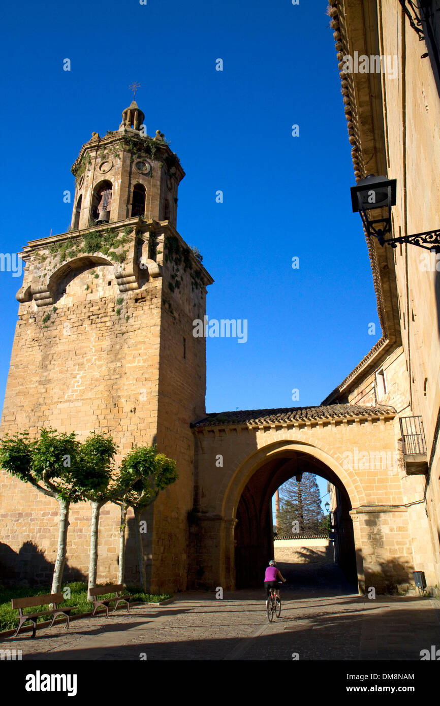 Torre della chiesa di Santiago el Mayor a Puente La Reina una città basca lungo il cammino di Santiago pellegrinaggio, Navarra, Spagna. Foto Stock