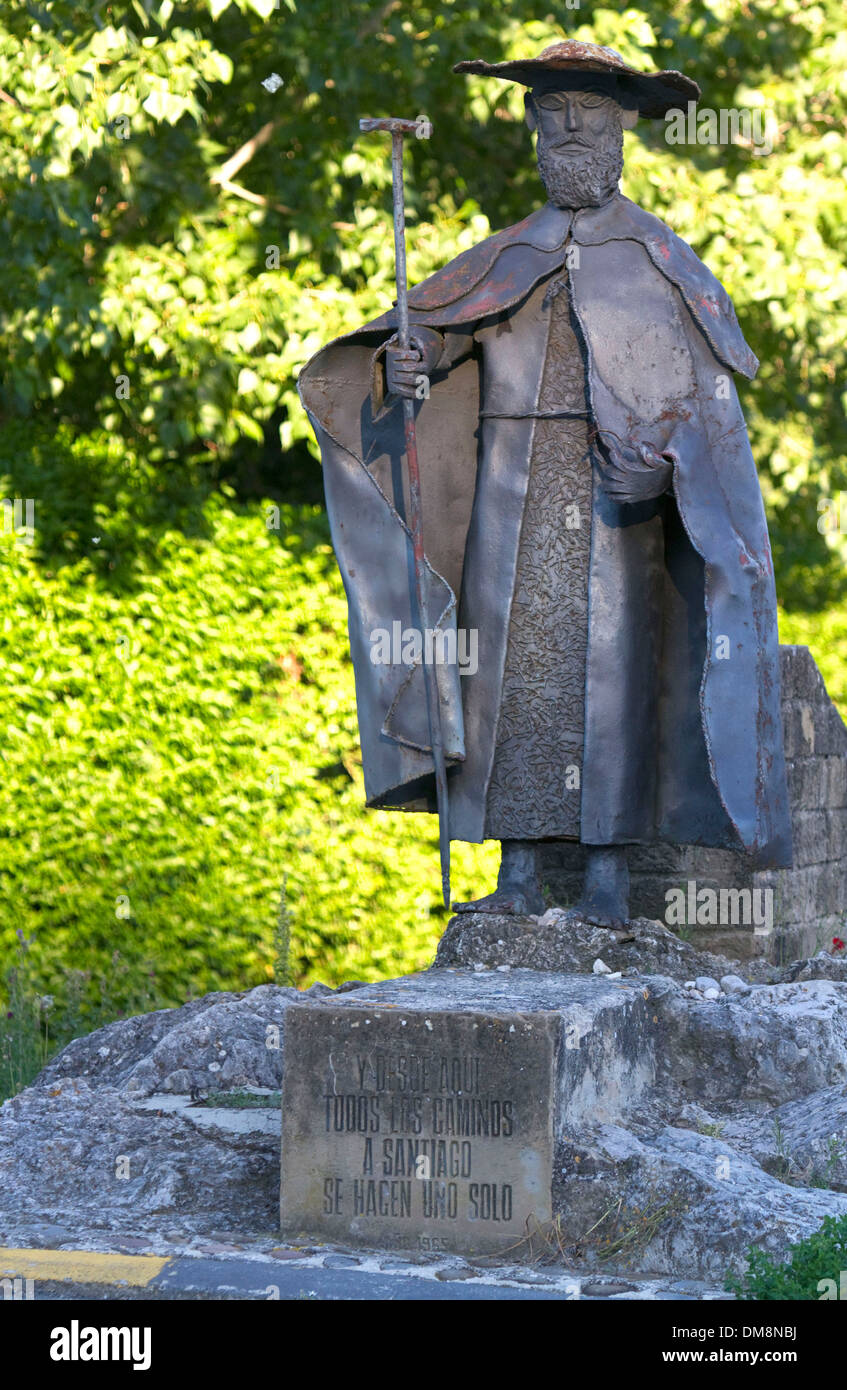 Una statua di San Giacomo lungo il cammino di san Giacomo percorso del pellegrinaggio, Navarra, Spagna. Foto Stock