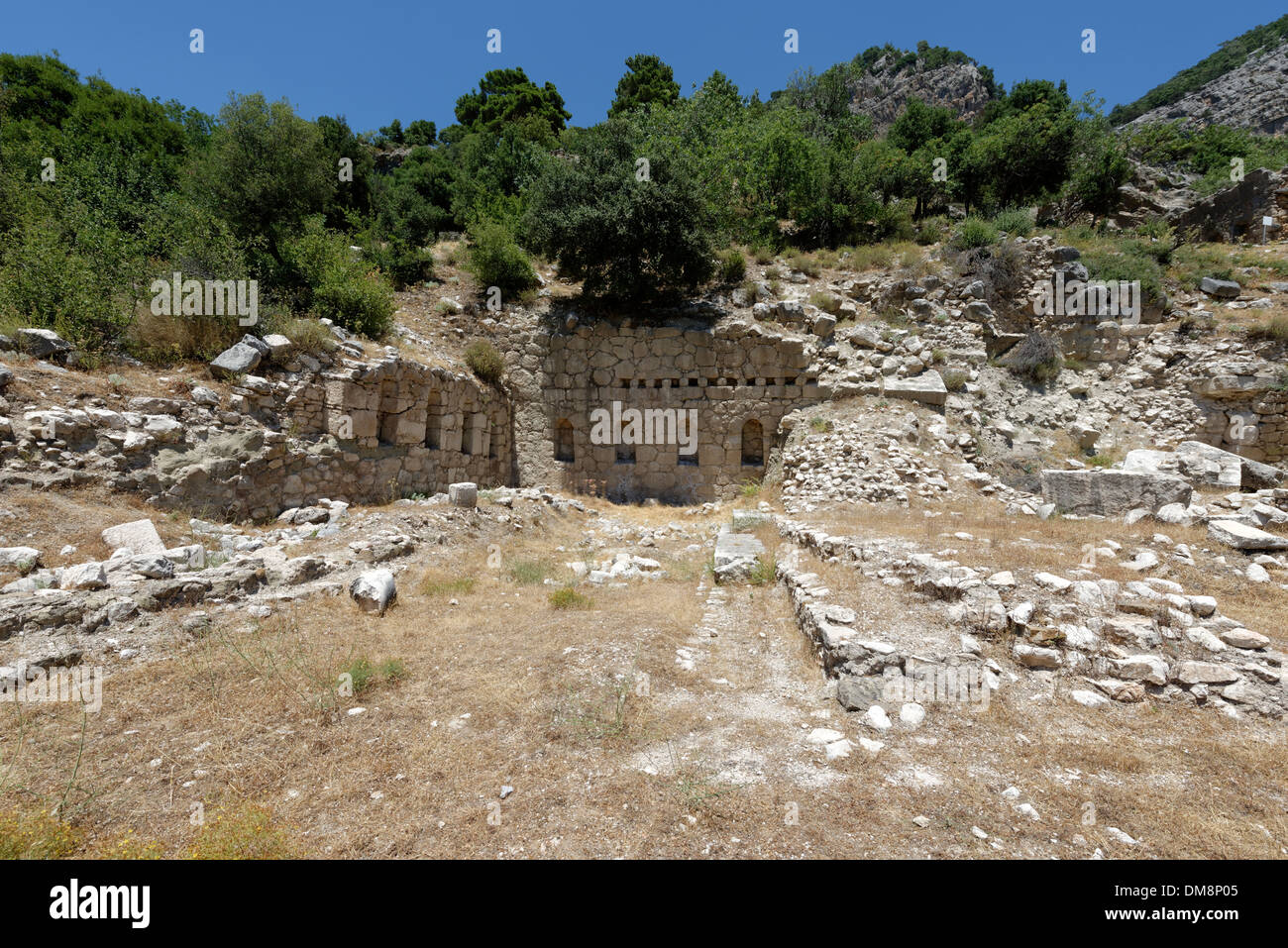 Rovine del tempio Sebastian-Traian con le sue pareti di ritegno con nicchie al Lycian città di Arykanda, nella Turchia meridionale. Foto Stock