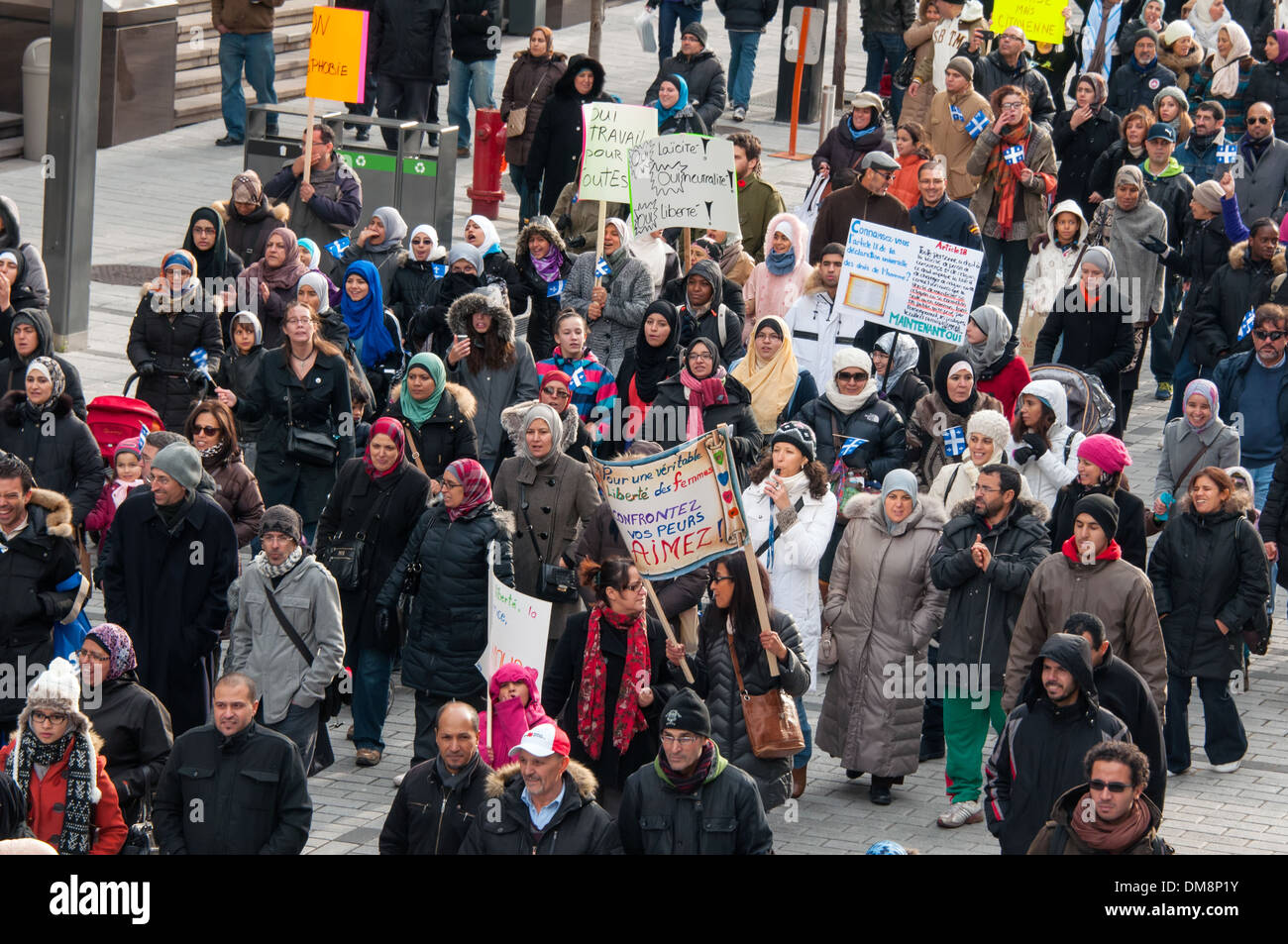 Manifestazione contro la nuova proposta di Carta dei valori a Montreal in Canada - Il grafico di divieti di segni religiosi nel servizio pubblico Foto Stock