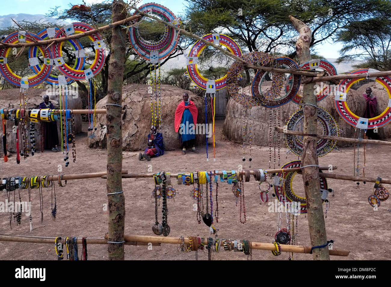 Maasai beadwork and Crafts in vendita nella Ngorongoro Conservation area nella zona Crater Highlands della Tanzania Orientale Africa. Il beadwork è una parte significativa della cultura Maasai, con l'artigianato tramandato tradizionalmente attraverso generazioni di donne. I gioielli servono non solo come decorazione, ma anche come forma di comunicazione, con i colori e i modelli che trasmettono informazioni sull'età, lo stato sociale e lo stato civile di una persona. Foto Stock