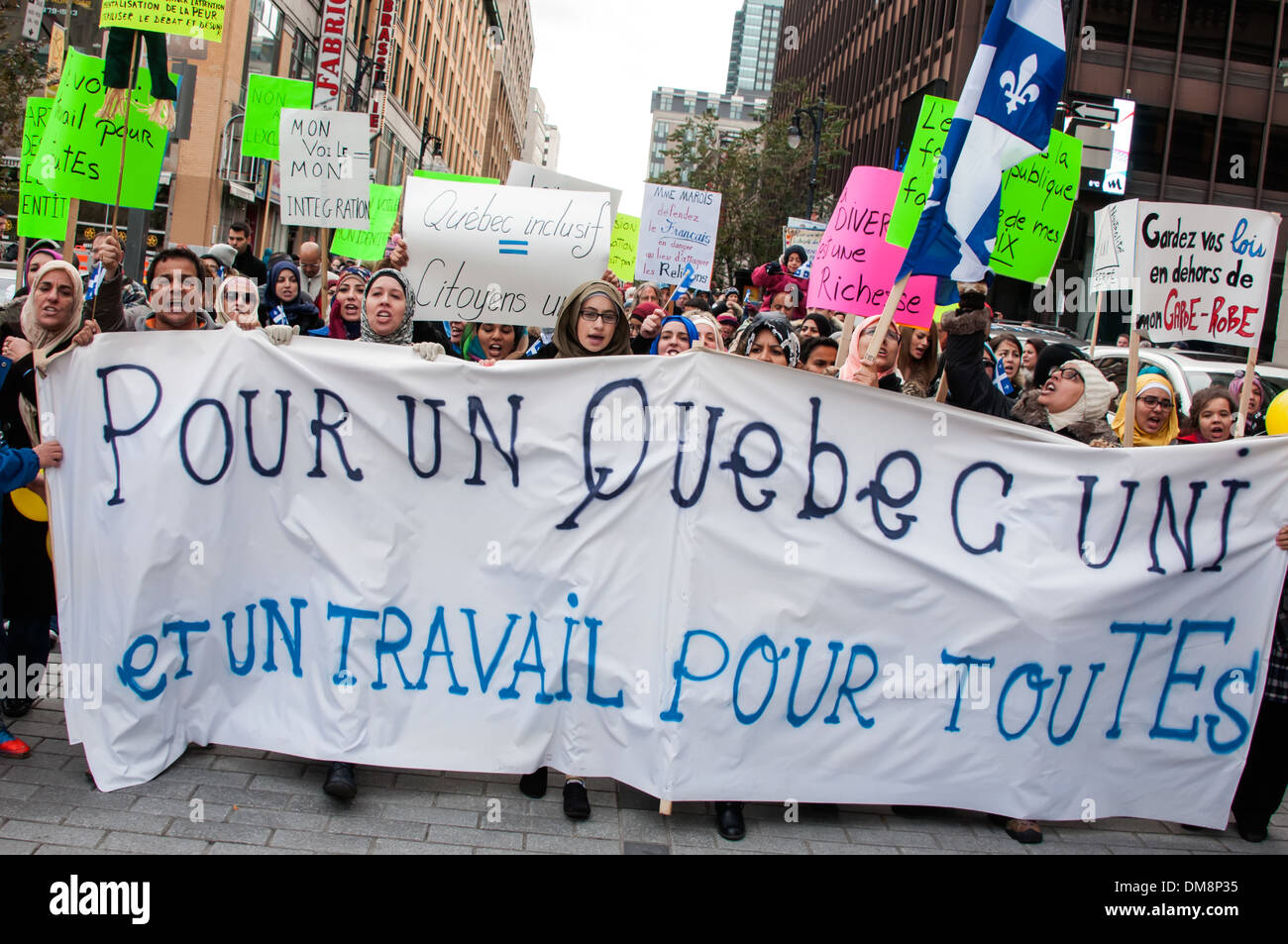 Cartello : Per un Unified Quebec & lavoro per tutti " dimostrazione contro divieto di segni religiosi in Quebec in servizio civile, Montreal Foto Stock