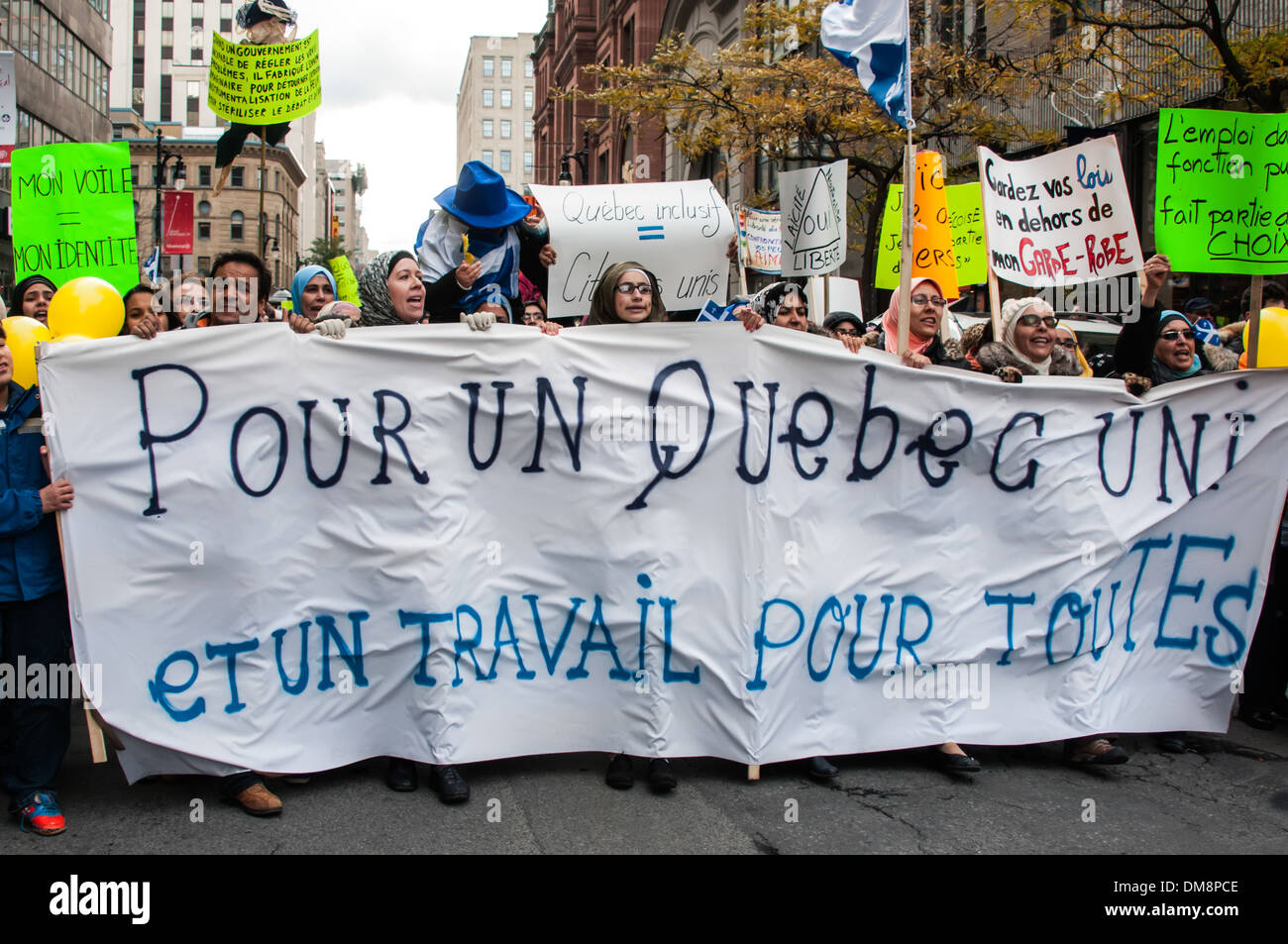 Cartello : Per un Unified Quebec & lavoro per tutti " dimostrazione contro divieto di segni religiosi in Quebec in servizio civile, Montreal Foto Stock