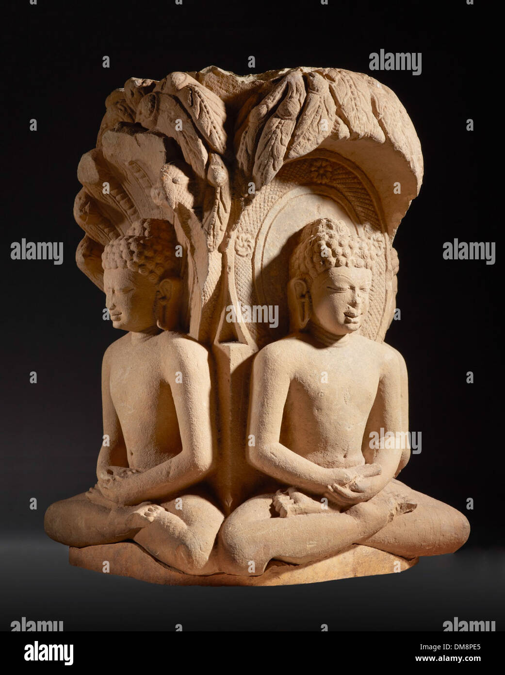 Questo santuario presenta quattro Jinas - Rishabhanatha, Parshvanatha, Neminatha e Mahavira - figure di grande significato religioso nel Giainismo. È un potente simbolo della tradizione spirituale e dell'arte giainiana. Foto Stock