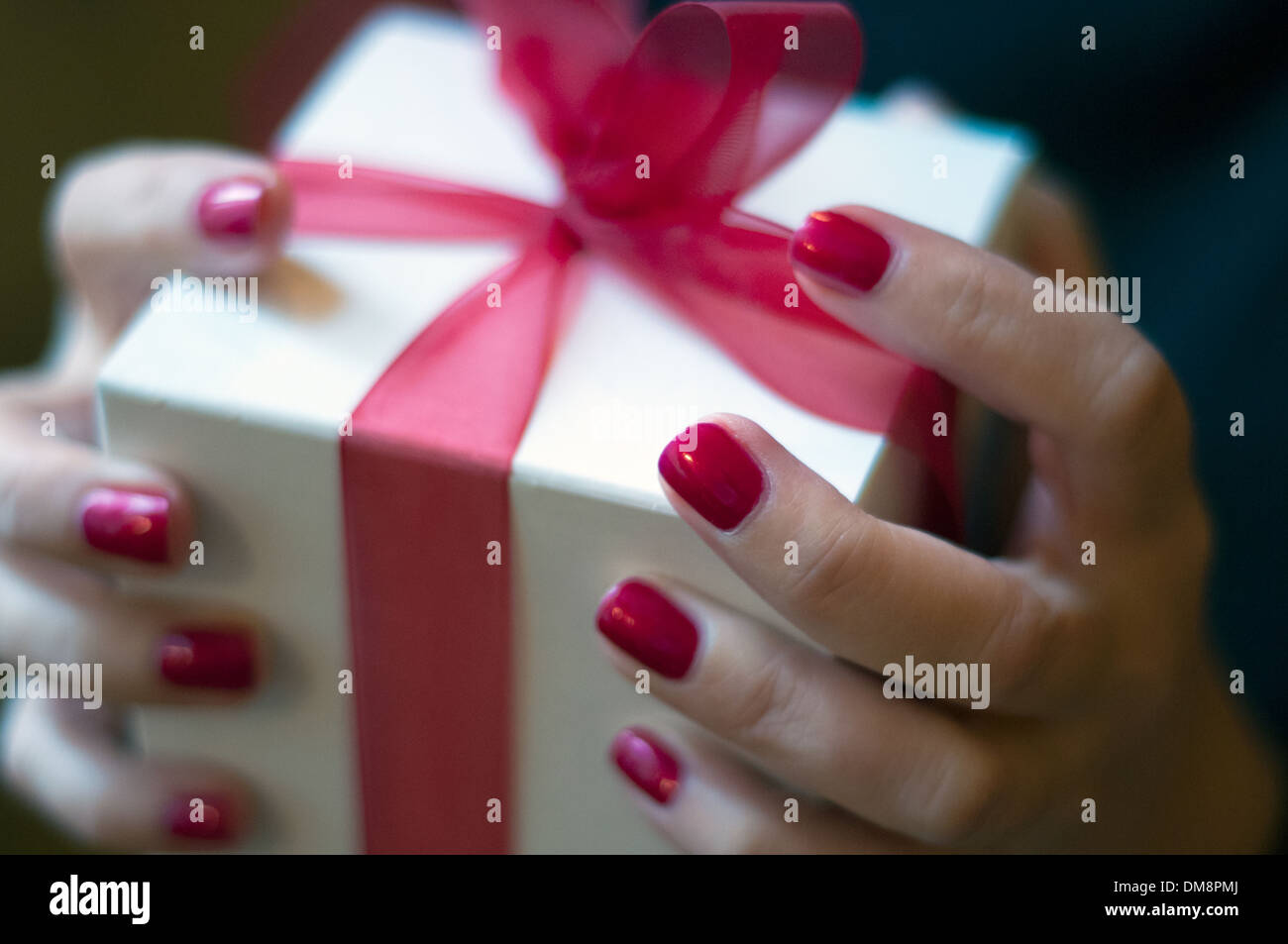 Donna che offre dono Foto Stock