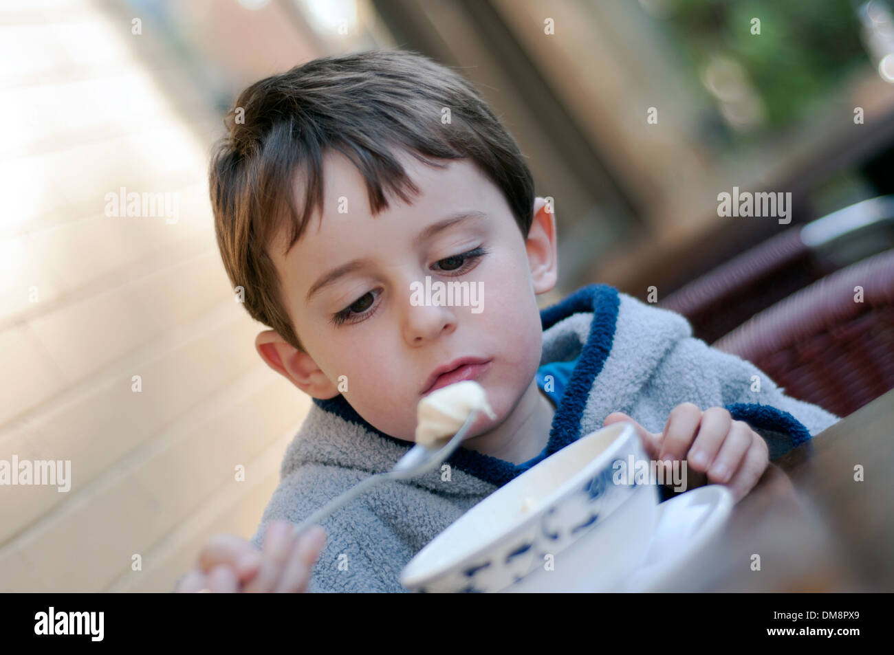Quattro anni vecchio ragazzo a mangiare il gelato Foto Stock