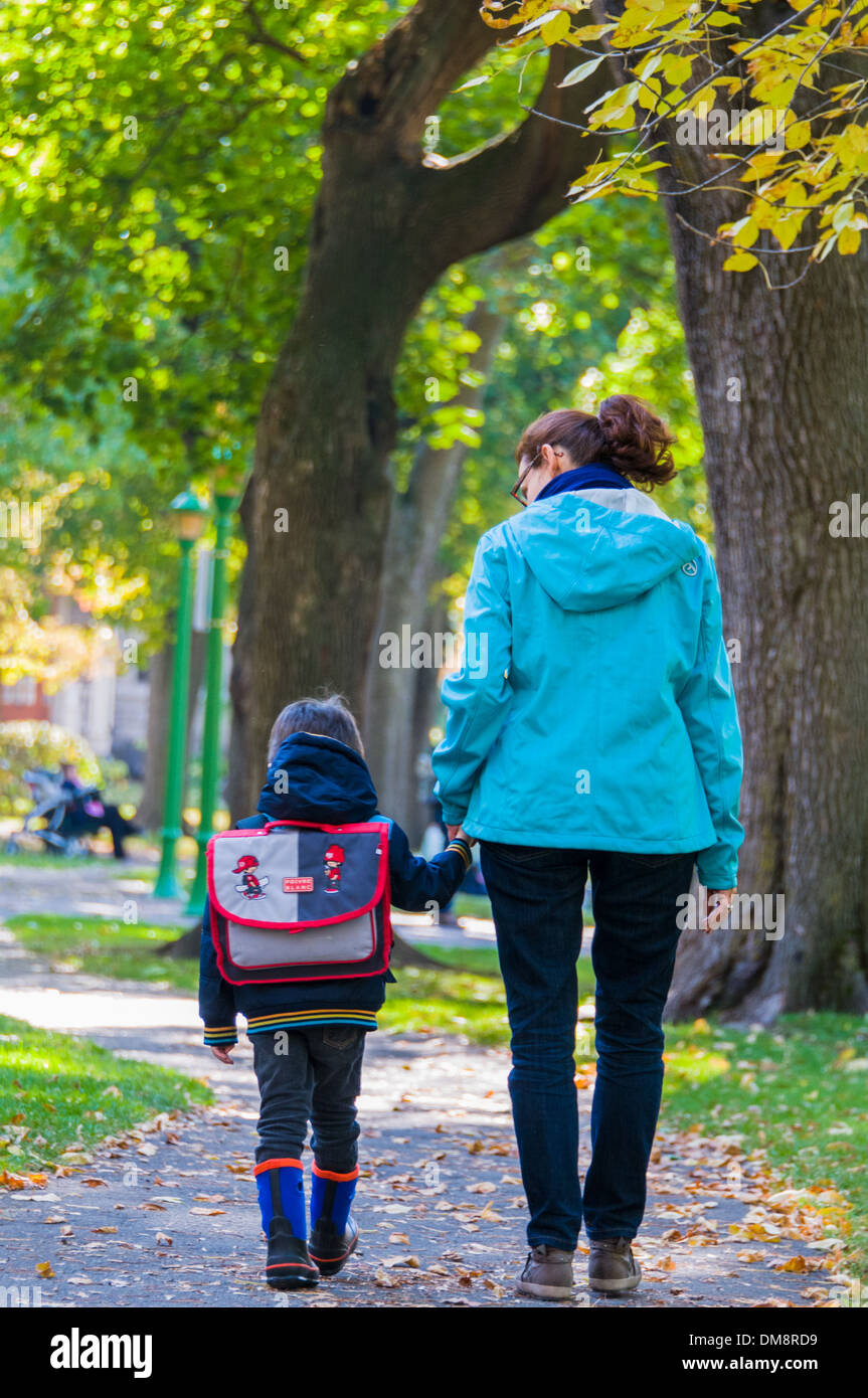 La madre e il bambino sulla loro strada per la scuola Foto Stock