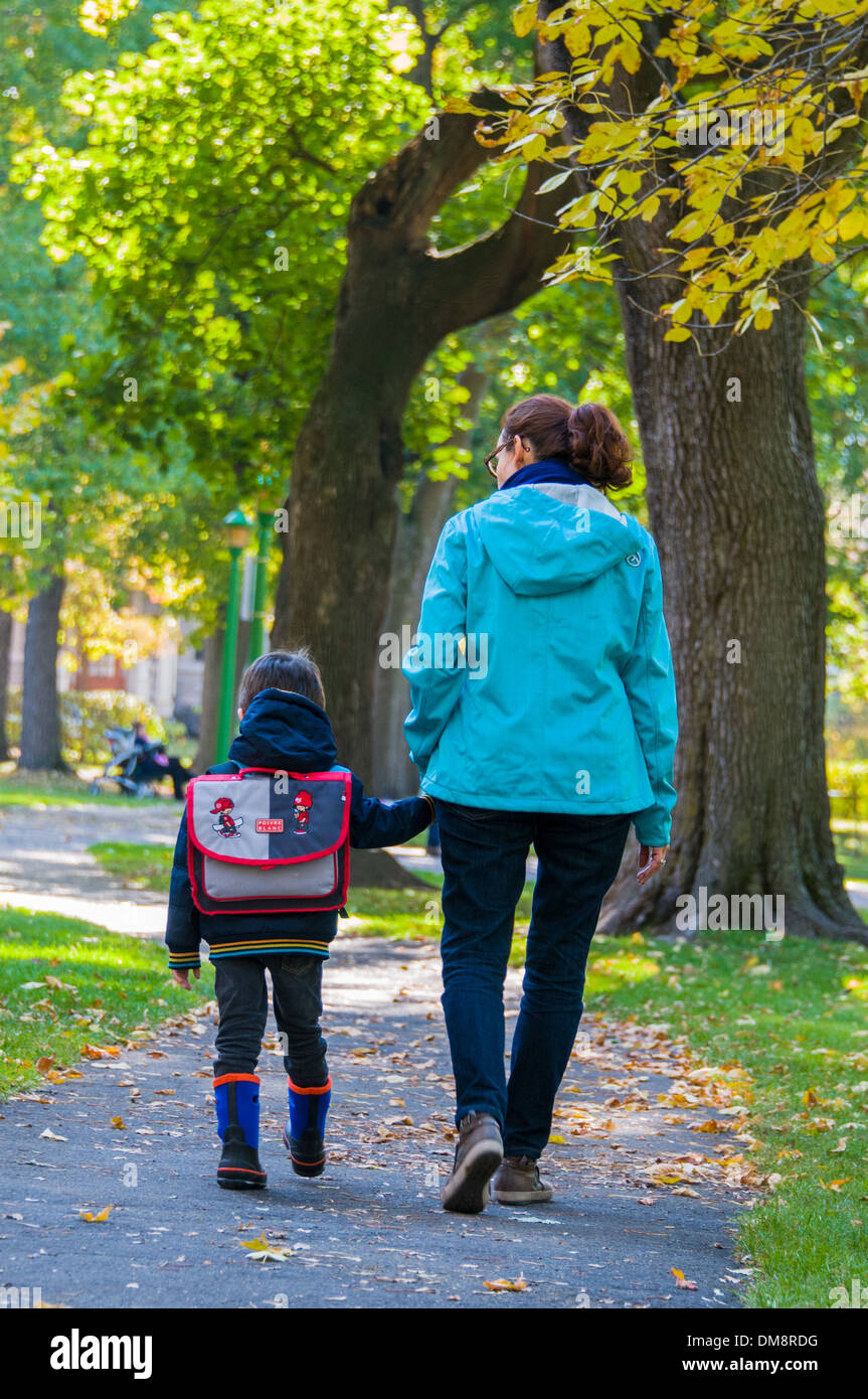 Adulto e bambino a piedi Foto Stock