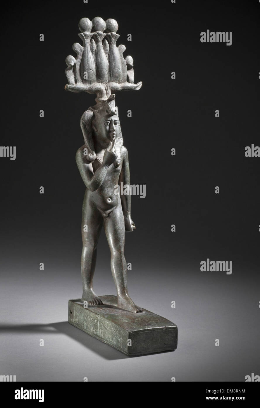 Questa statuetta rappresenta il dio egiziano Khonsu da bambino. L'opera, risalente all'antico Egitto, è un bell'esempio di arte egiziana, raffigurante Khonsu in forma giovanile, che riflette il significato religioso della cultura. Foto Stock