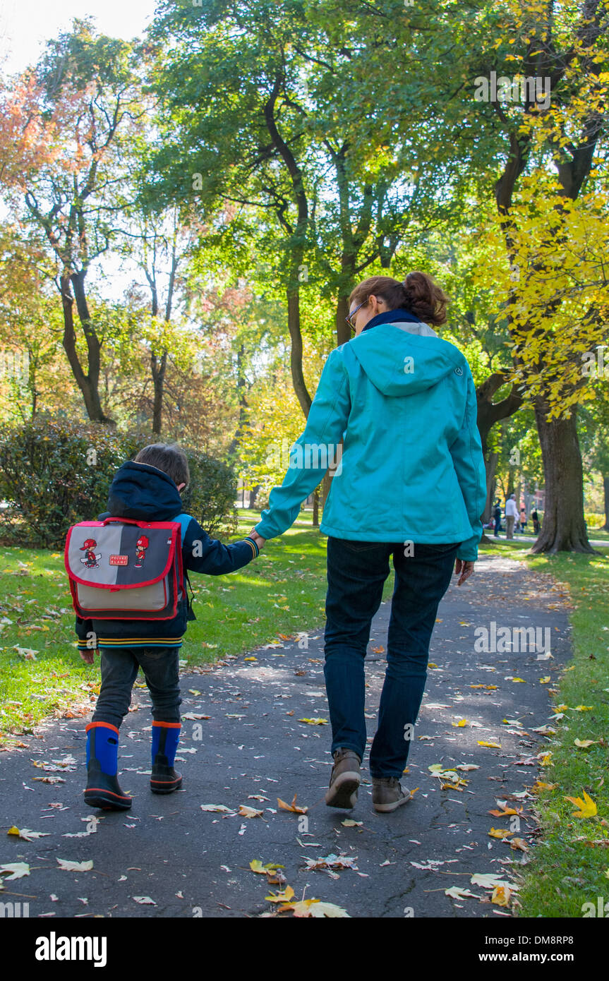 La madre e il bambino sulla loro strada per la scuola Foto Stock