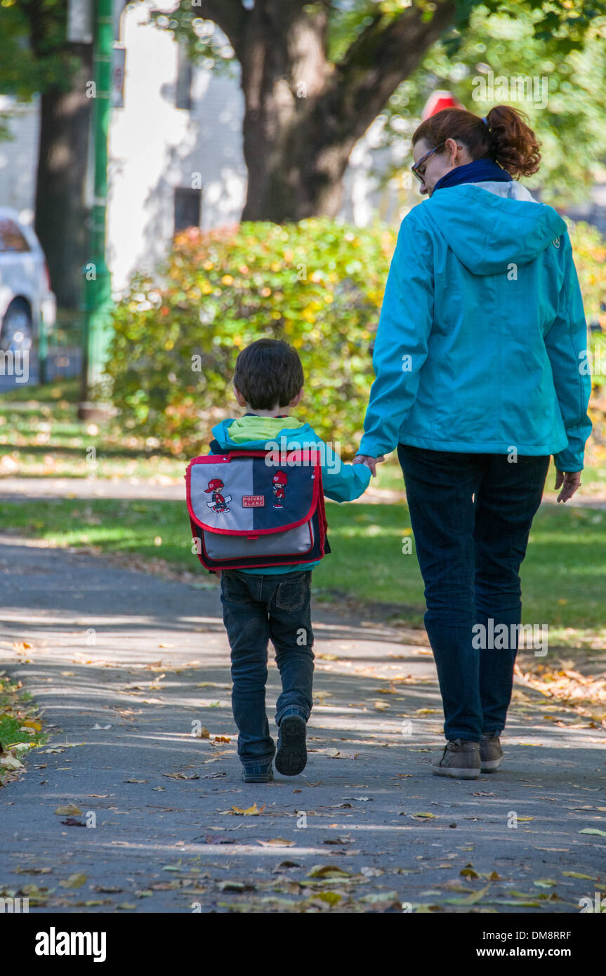 Adulto e bambino a piedi Foto Stock