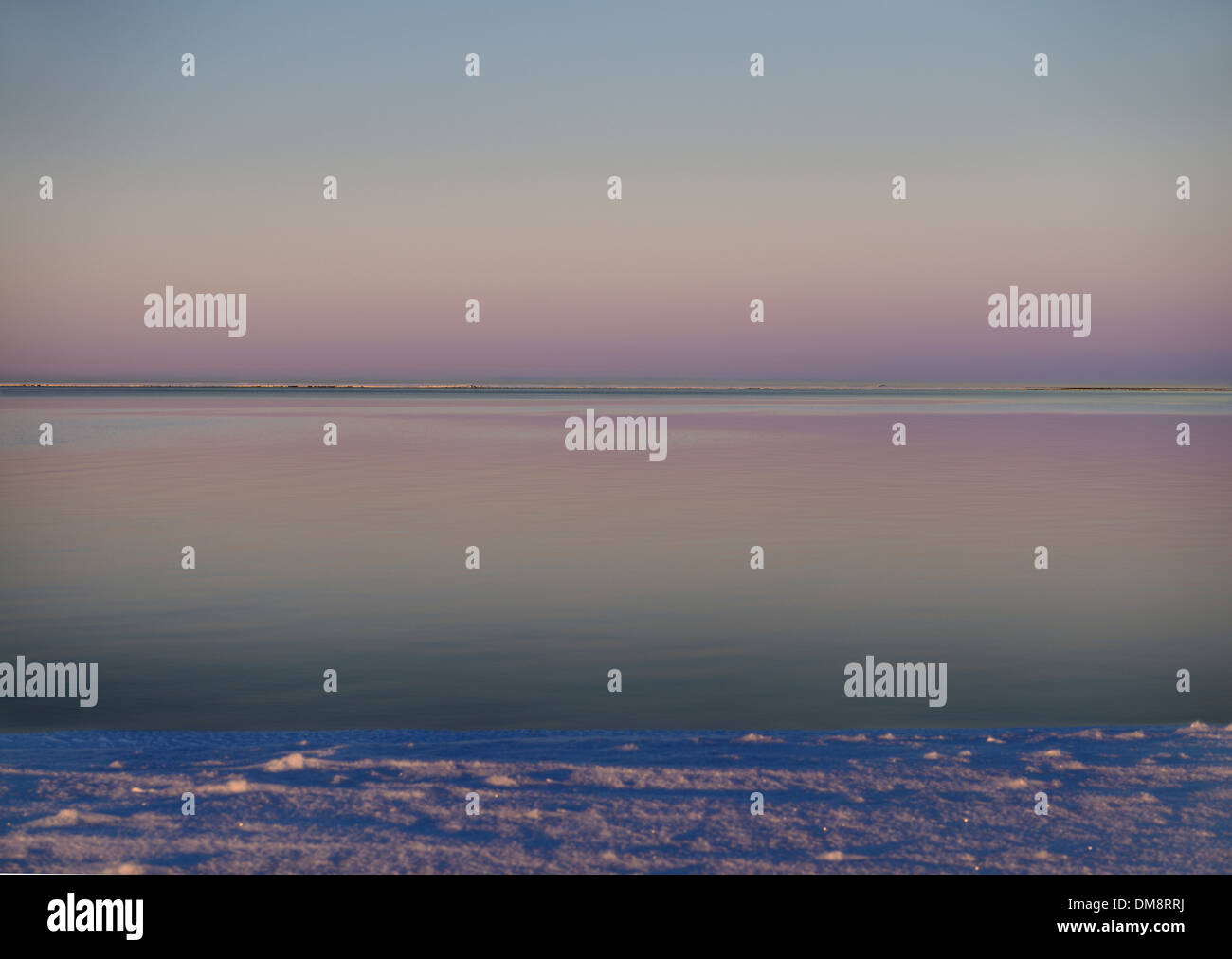 Rosa cielo verde su acque calme del Beaufort Sea a Kaktovik Alaska Usa al tramonto Oceano Artico dall isola di baratto Foto Stock