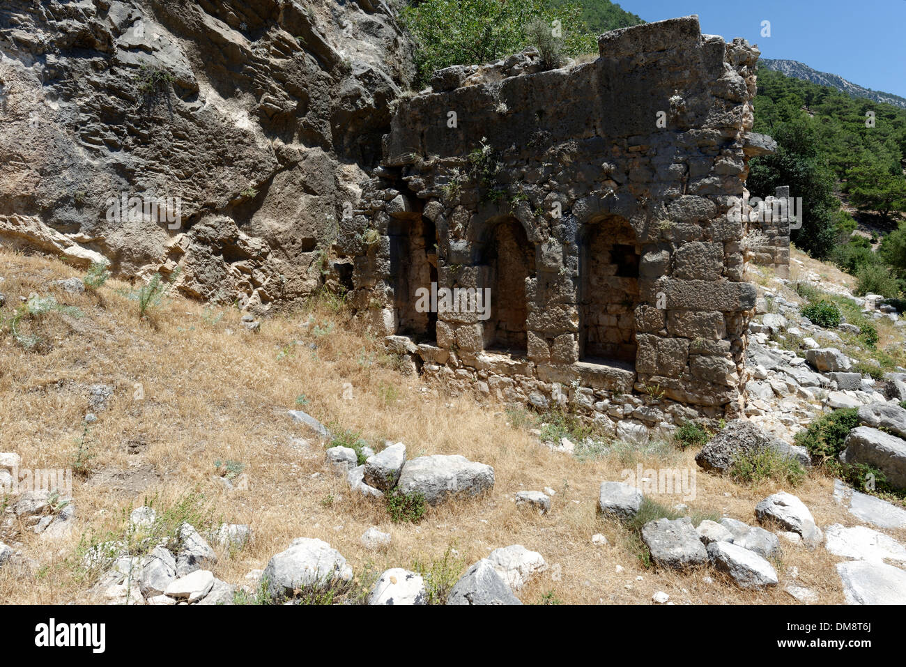 Le rovine della Nymphaion (Nymphean) con nicchie nelle mura, all'Lycian città di Arykanda, nella Turchia meridionale. Foto Stock