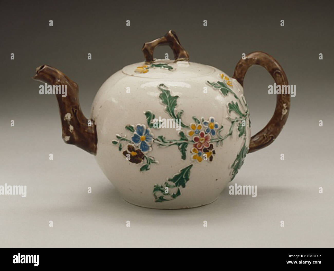 Questa teiera con una copertina della collezione di arte antica e islamica rappresenta le ricche tradizioni culturali del Medio Oriente, combinando design pratico e bellezza artistica. Foto Stock