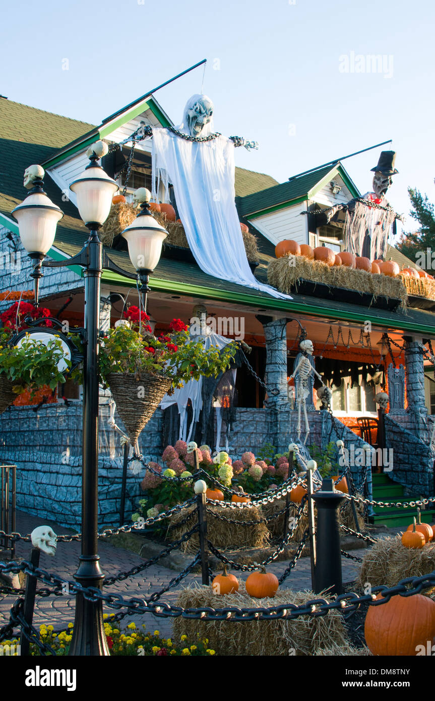 Decorazioni di Halloween in St Sauveur village Laurentides Québec Foto Stock