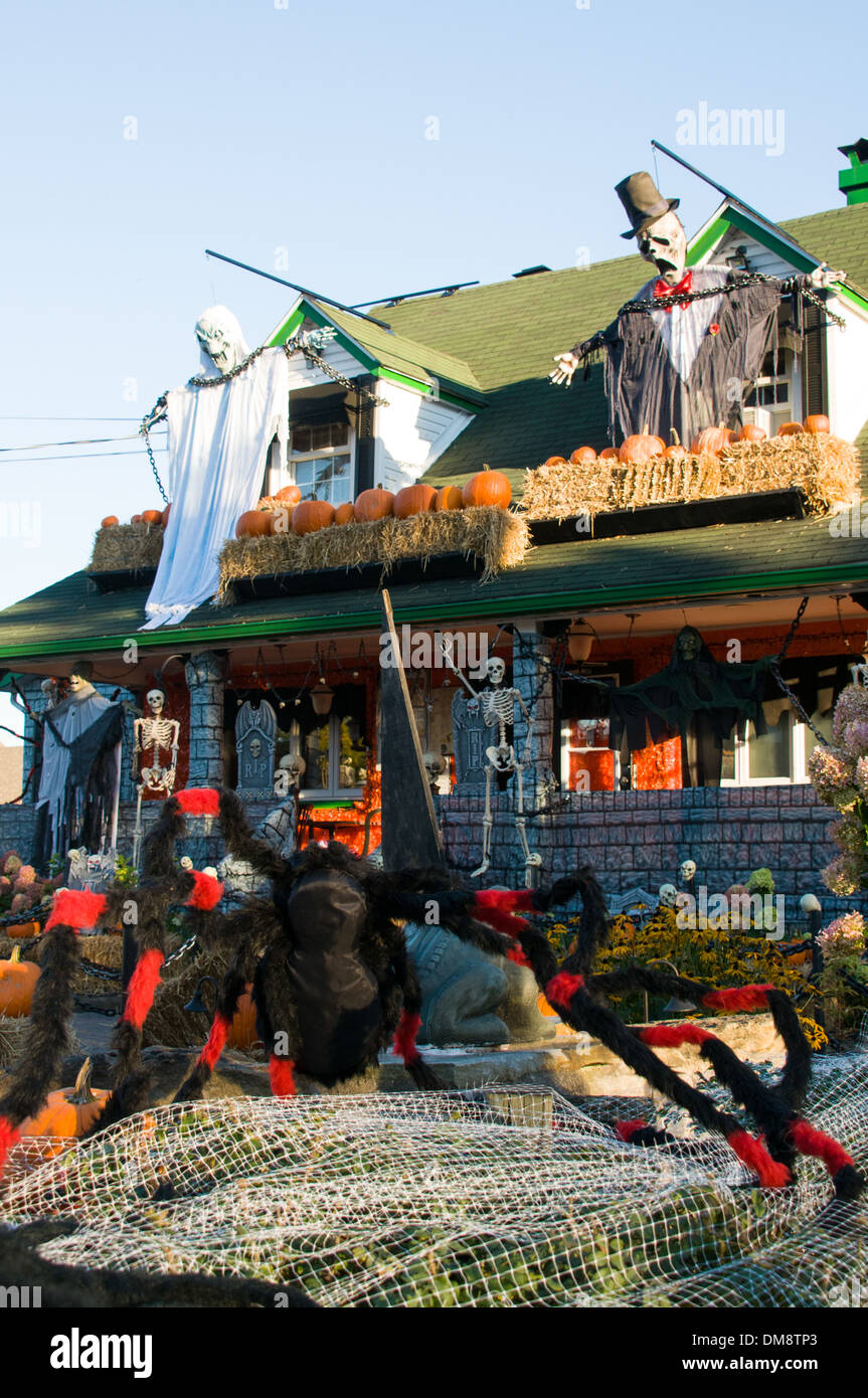 Decorazioni di Halloween in St Sauveur village Laurentides Québec Foto Stock