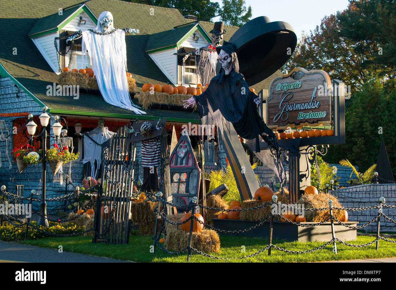 Decorazioni di Halloween in St Sauveur village Laurentides Québec Foto Stock