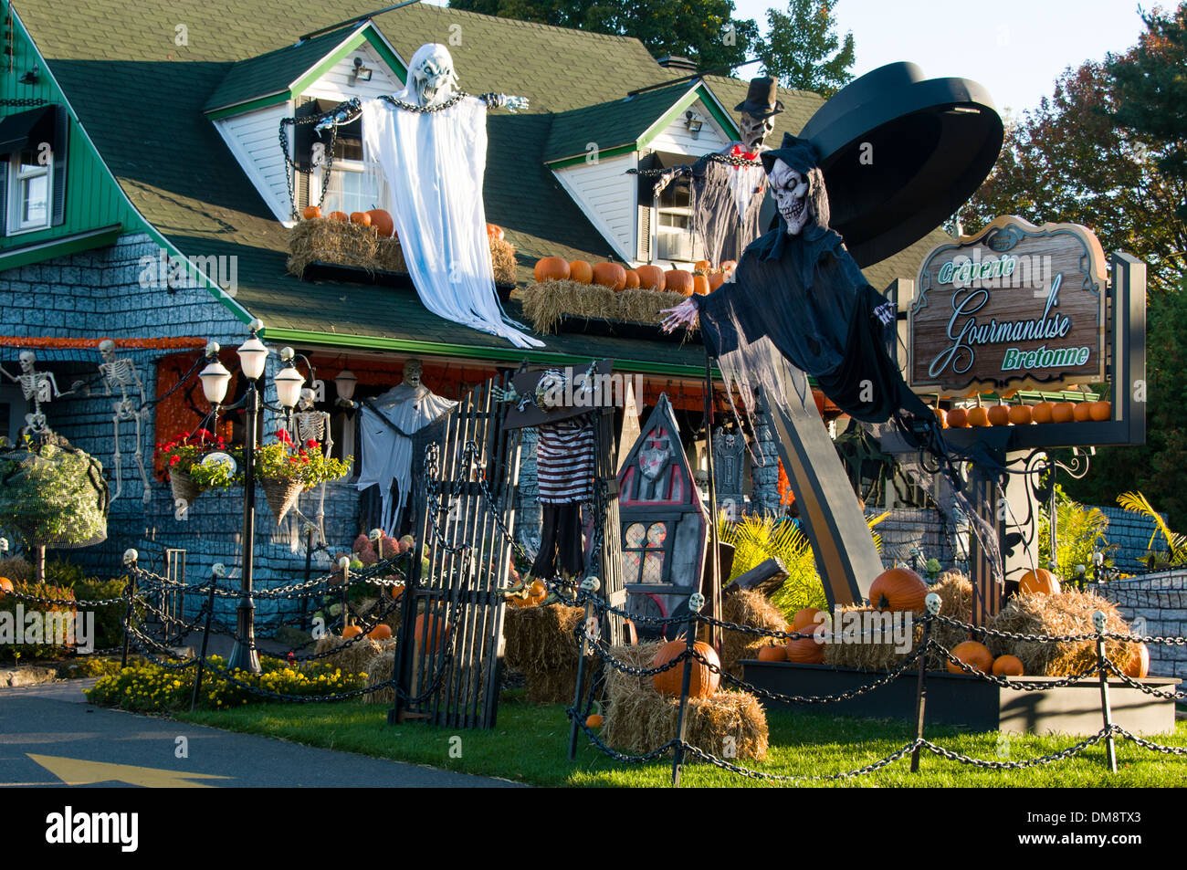 Decorazioni di Halloween in St Sauveur village Laurentides Québec Foto Stock