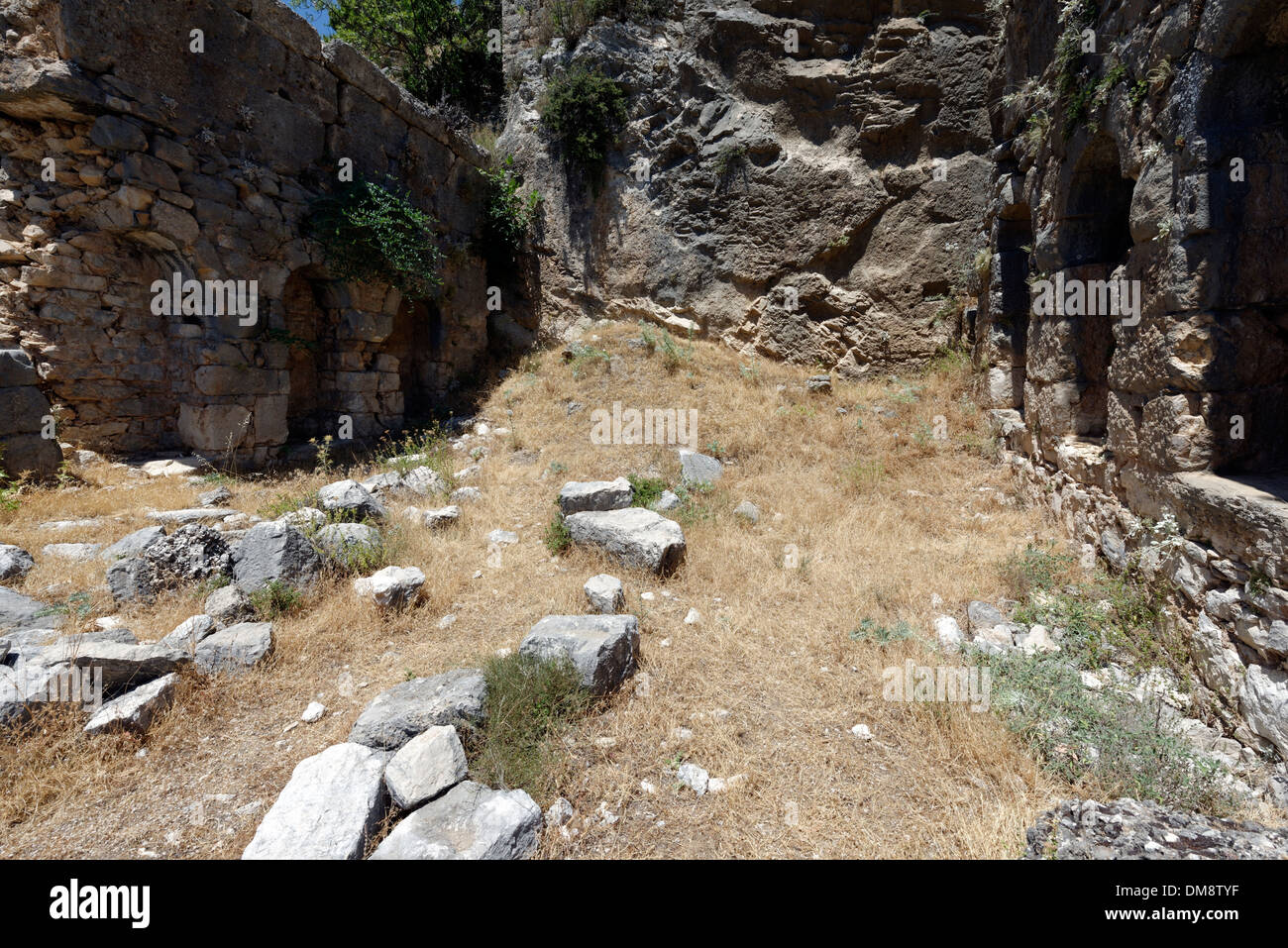 Le rovine della Nymphaion (Nymphean) con nicchie nelle mura, all'Lycian città di Arykanda, nella Turchia meridionale. Foto Stock